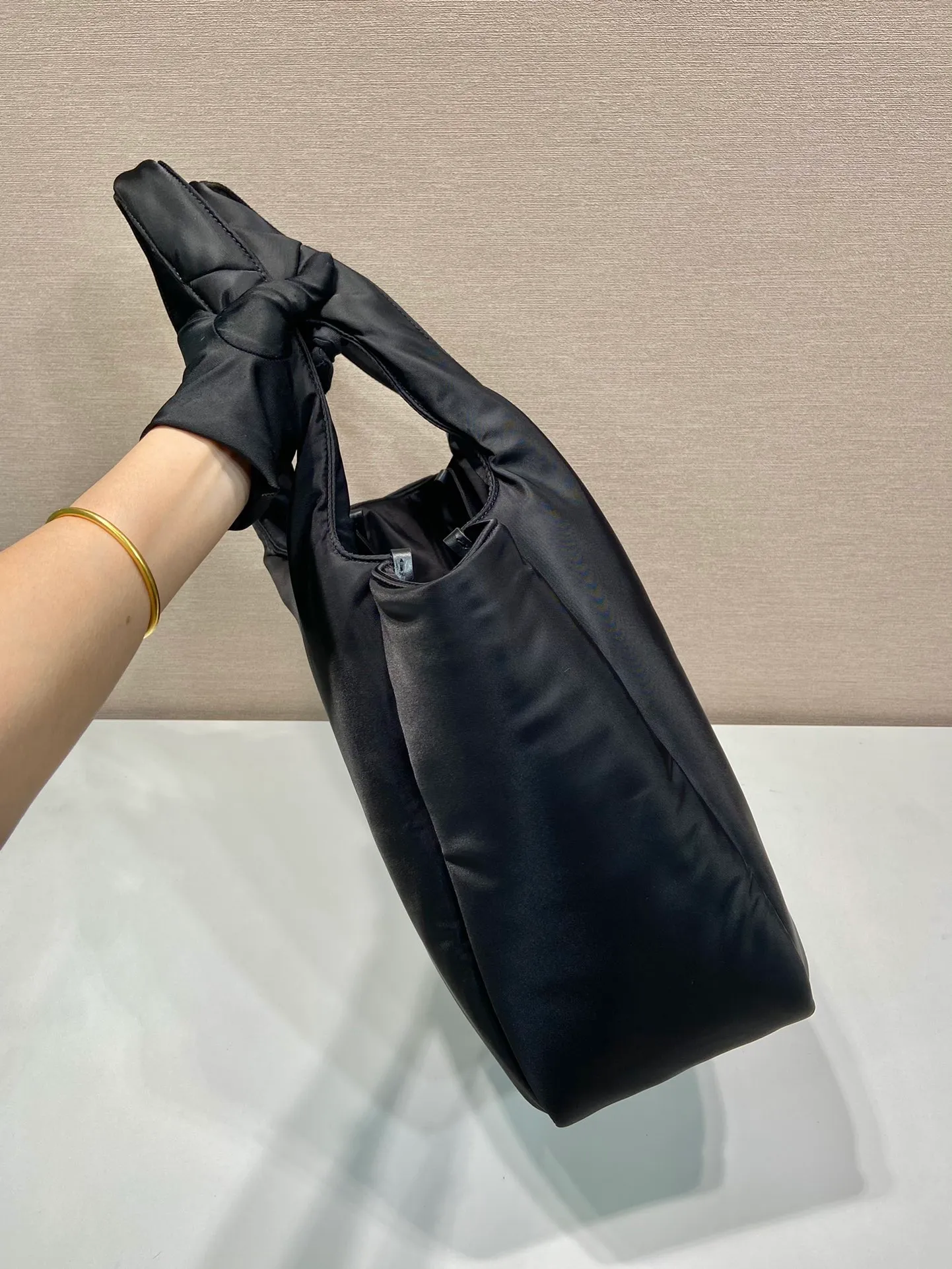 💰1260🎉Extra large tote bag🎉1BG449 nylon fabric🎉🎉 This tote bag style handbag is made of imported nylon fabric, simple and very soft to the touch, casual and fashionable, with double handles and magnetic buckles. Open the bag to reveal the nylon lining and three compartments. The space capacity is very large and lightweight🎉🎉Can be carried on the shoulder🎉🎉If you like babies, hurry up and get it🎉🎉 Length 38x Height 34x Bottom 17cm🎉🎉🎉🍊🍊🍊