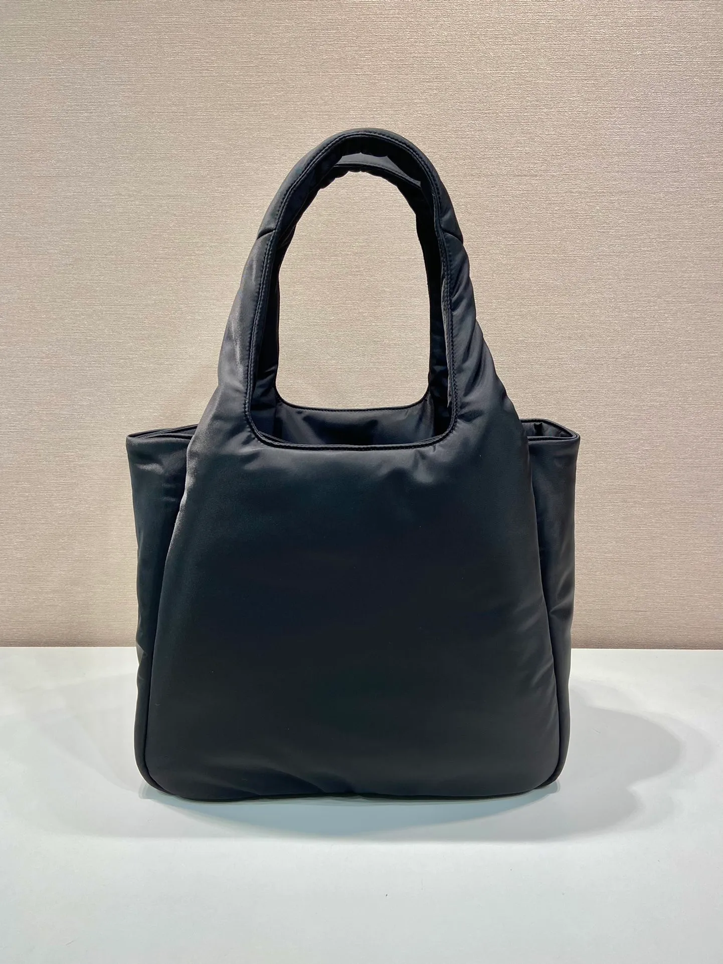 💰1260🎉Extra large tote bag🎉1BG449 nylon fabric🎉🎉 This tote bag style handbag is made of imported nylon fabric, simple and very soft to the touch, casual and fashionable, with double handles and magnetic buckles. Open the bag to reveal the nylon lining and three compartments. The space capacity is very large and lightweight🎉🎉Can be carried on the shoulder🎉🎉If you like babies, hurry up and get it🎉🎉 Length 38x Height 34x Bottom 17cm🎉🎉🎉🍊🍊🍊