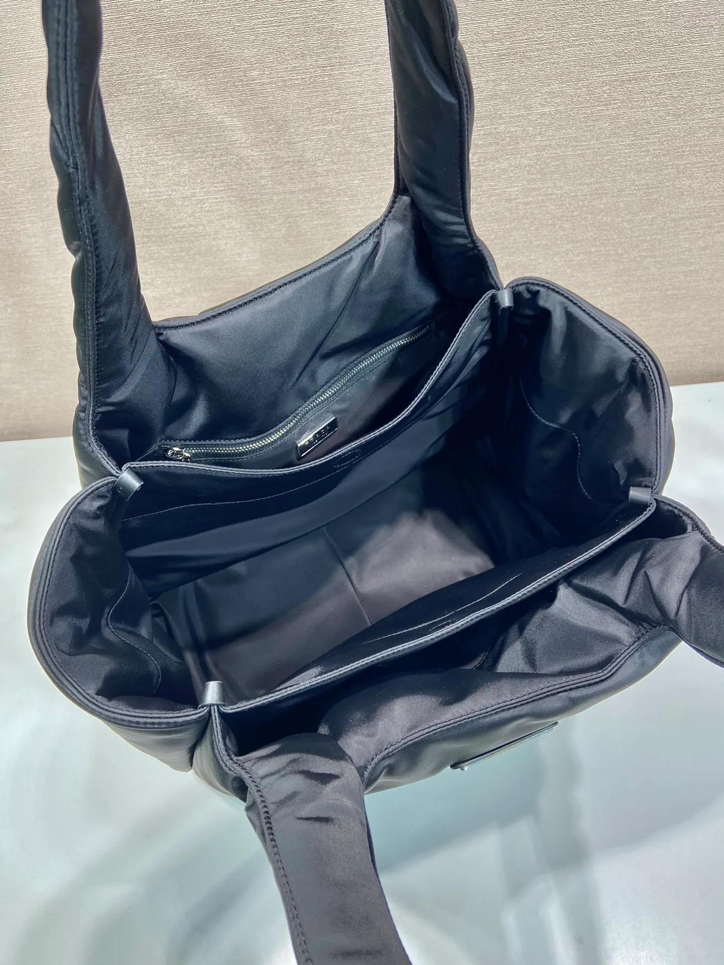 💰1260🎉Extra large tote bag🎉1BG449 nylon fabric🎉🎉 This tote bag style handbag is made of imported nylon fabric, simple and very soft to the touch, casual and fashionable, with double handles and magnetic buckles. Open the bag to reveal the nylon lining and three compartments. The space capacity is very large and lightweight🎉🎉Can be carried on the shoulder🎉🎉If you like babies, hurry up and get it🎉🎉 Length 38x Height 34x Bottom 17cm🎉🎉🎉🍊🍊🍊