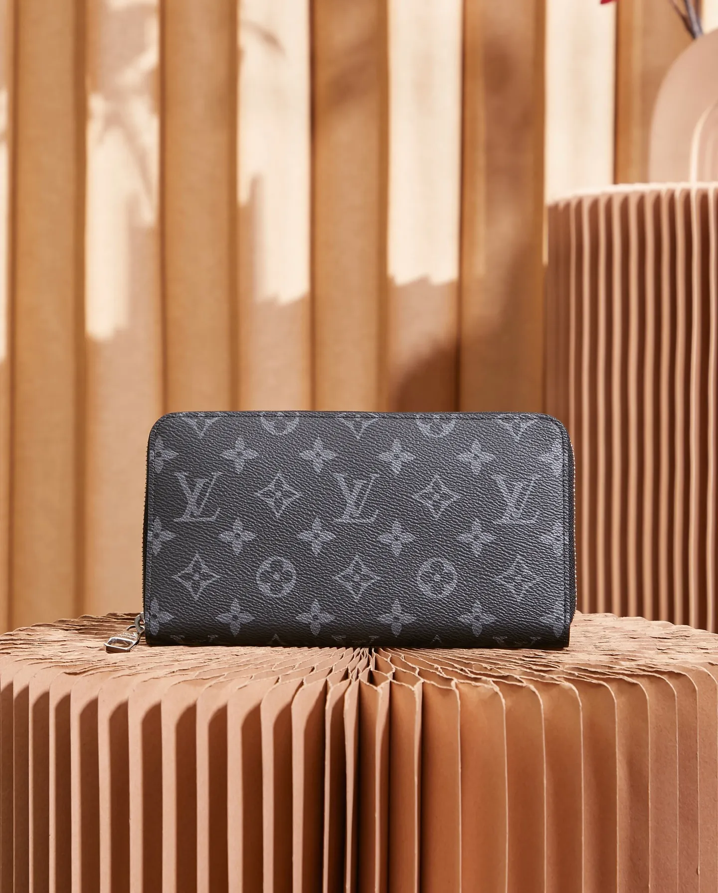 P¥320 👉nfc dynamic chip version👈 [Top inspection-free all-steel hardware] Large M82081 black flower clutch wallet ZIPPY ORGANIZER zipper wallet The Zippy Organizer zipper wallet is made of classic Damier Ebene canvas. It has an extremely compact and compact shape, and combines fashionable design with practical functionality. The wrap-around zipper closure brings together a series of practical functional elements, such as multiple credit card slots, a 62581 black flower zipper coin compartment and a large ticket pocket. 21.0 x 12.0 cm (Length x Height) Comes in gift box.