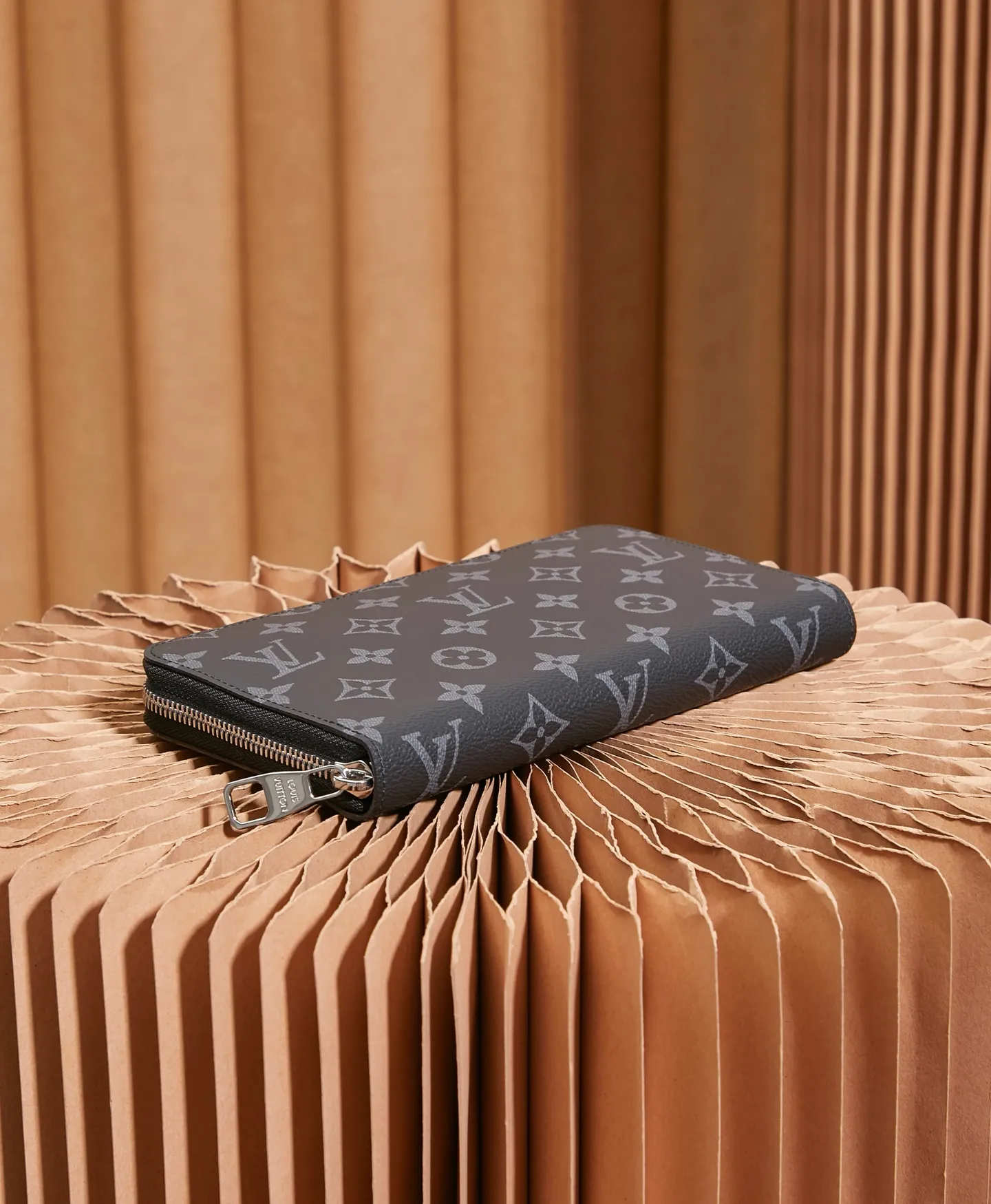 P¥320 👉nfc dynamic chip version👈 [Top inspection-free all-steel hardware] Large M82081 black flower clutch wallet ZIPPY ORGANIZER zipper wallet The Zippy Organizer zipper wallet is made of classic Damier Ebene canvas. It has an extremely compact and compact shape, and combines fashionable design with practical functionality. The wrap-around zipper closure brings together a series of practical functional elements, such as multiple credit card slots, a 62581 black flower zipper coin compartment and a large ticket pocket. 21.0 x 12.0 cm (Length x Height) Comes in gift box.