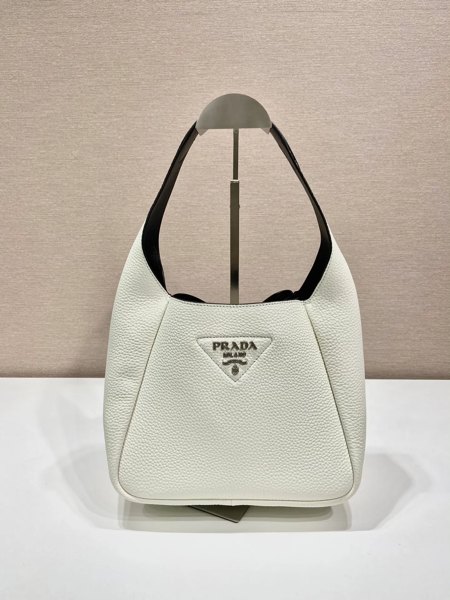 💰1560✨New Bucket Bag✨1BC127😘2022 New Color🎉Latest Vegetable Basket😘😘 The vegetable basket tote underarm bag is made of soft and delicate calfskin, with imported sheepskin interior and top-grade white lace hardware. The overall feel is very soft/lightweight😘😘It has many compartments and can be carried or used as an under-the-bag bag. It can be matched with different clothes. So beautiful😘😘Hurry up and get it🙊 Length 23x height 21x bottom 13cm👏👏👏💰💰💰