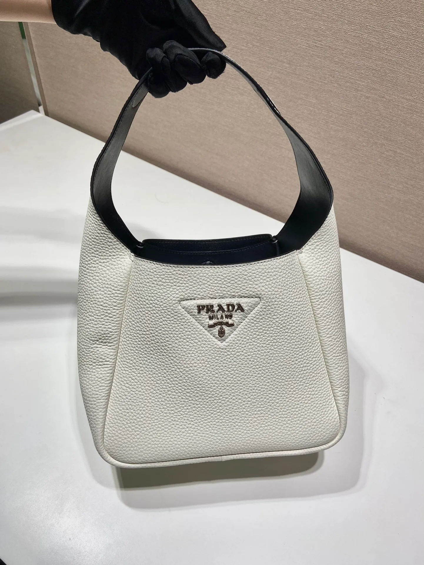 💰1560✨New Bucket Bag✨1BC127😘2022 New Color🎉Latest Vegetable Basket😘😘 The vegetable basket tote underarm bag is made of soft and delicate calfskin, with imported sheepskin interior and top-grade white lace hardware. The overall feel is very soft/lightweight😘😘It has many compartments and can be carried or used as an under-the-bag bag. It can be matched with different clothes. So beautiful😘😘Hurry up and get it🙊 Length 23x height 21x bottom 13cm👏👏👏💰💰💰