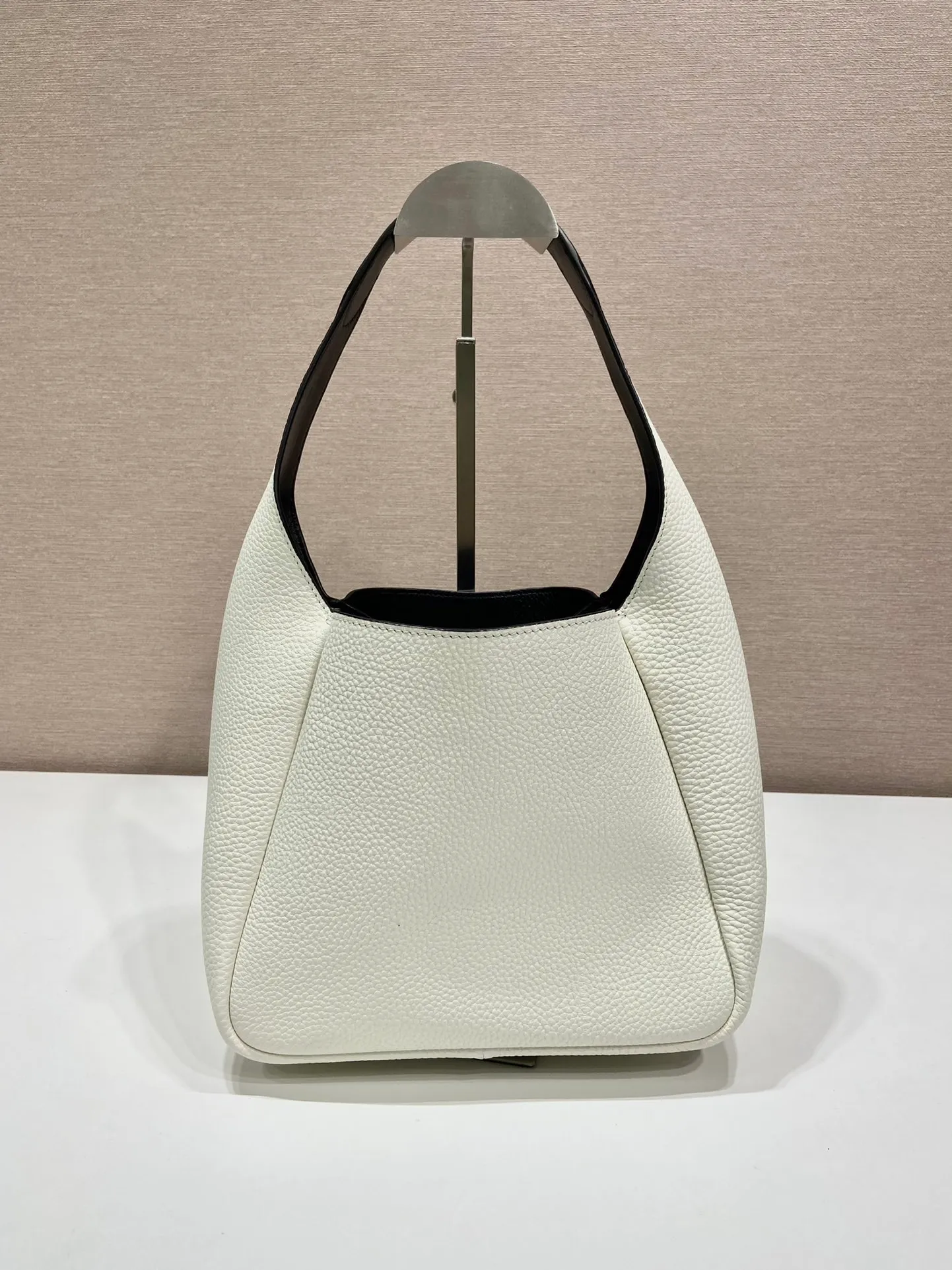💰1560✨New Bucket Bag✨1BC127😘2022 New Color🎉Latest Vegetable Basket😘😘 The vegetable basket tote underarm bag is made of soft and delicate calfskin, with imported sheepskin interior and top-grade white lace hardware. The overall feel is very soft/lightweight😘😘It has many compartments and can be carried or used as an under-the-bag bag. It can be matched with different clothes. So beautiful😘😘Hurry up and get it🙊 Length 23x height 21x bottom 13cm👏👏👏💰💰💰