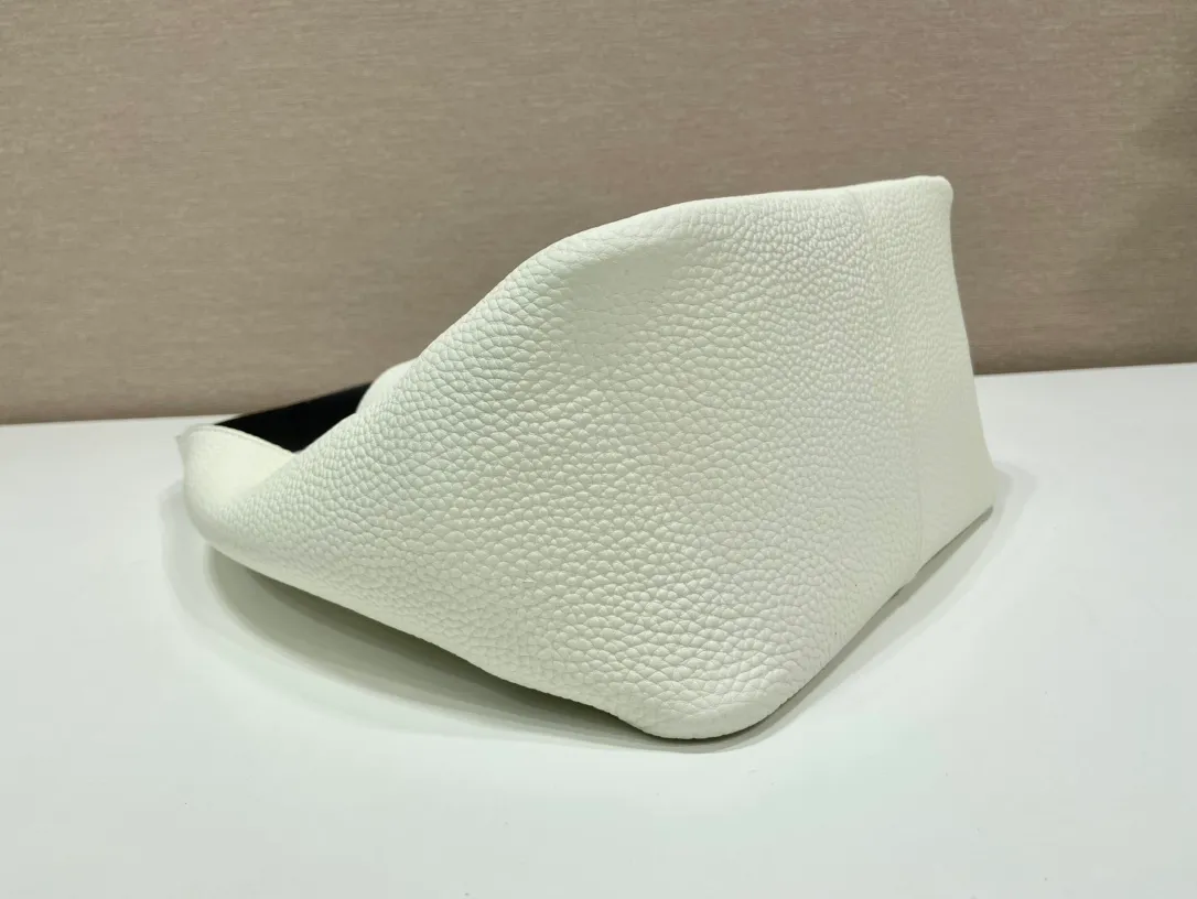 💰1560✨New Bucket Bag✨1BC127😘2022 New Color🎉Latest Vegetable Basket😘😘 The vegetable basket tote underarm bag is made of soft and delicate calfskin, with imported sheepskin interior and top-grade white lace hardware. The overall feel is very soft/lightweight😘😘It has many compartments and can be carried or used as an under-the-bag bag. It can be matched with different clothes. So beautiful😘😘Hurry up and get it🙊 Length 23x height 21x bottom 13cm👏👏👏💰💰💰