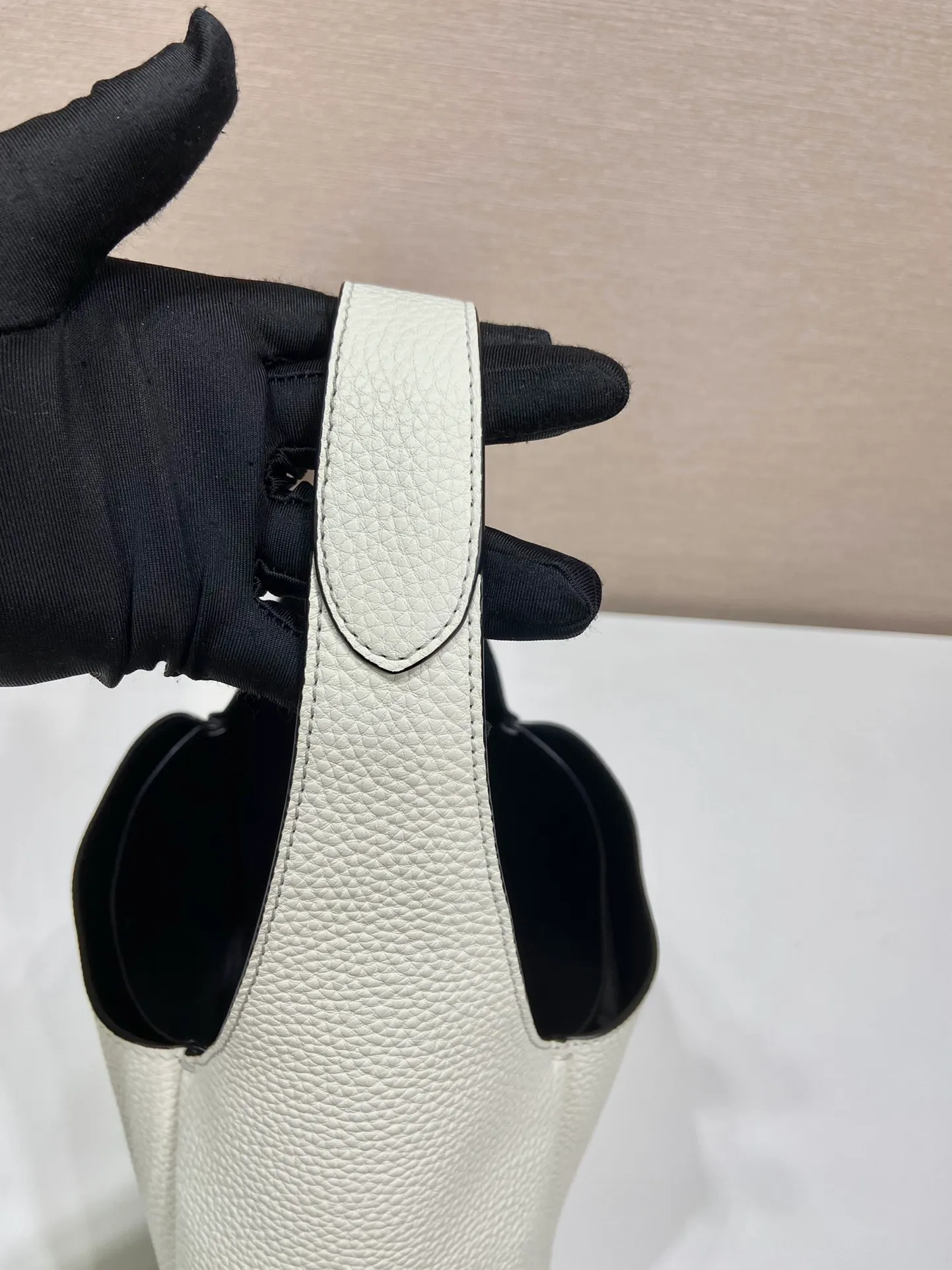 💰1560✨New Bucket Bag✨1BC127😘2022 New Color🎉Latest Vegetable Basket😘😘 The vegetable basket tote underarm bag is made of soft and delicate calfskin, with imported sheepskin interior and top-grade white lace hardware. The overall feel is very soft/lightweight😘😘It has many compartments and can be carried or used as an under-the-bag bag. It can be matched with different clothes. So beautiful😘😘Hurry up and get it🙊 Length 23x height 21x bottom 13cm👏👏👏💰💰💰