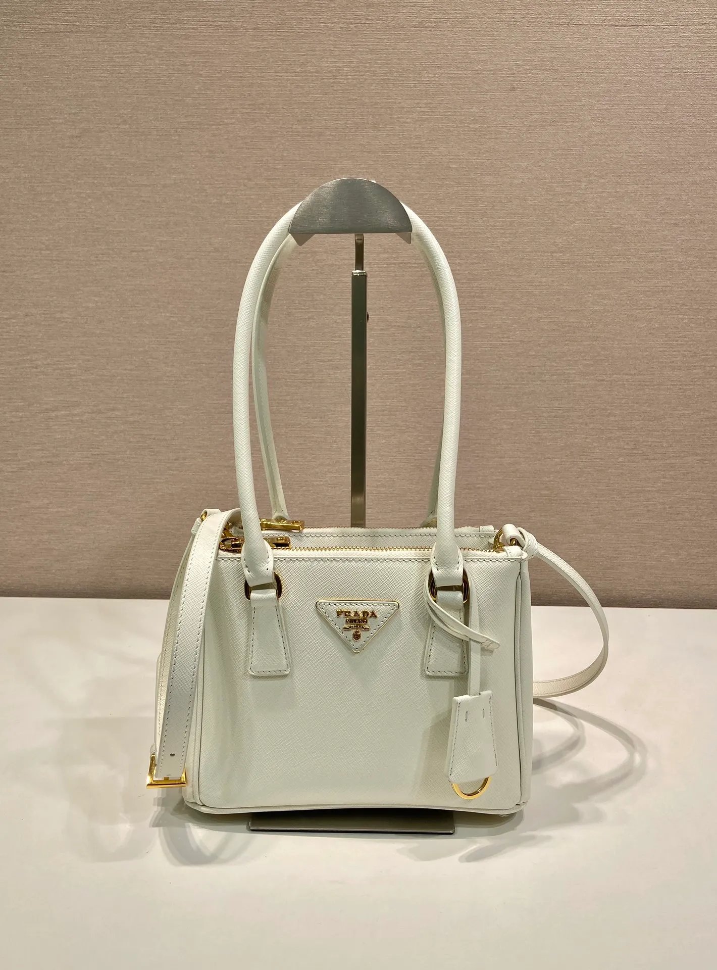 💰1760🎉mini killer bag🎉1BA906 long handle🎉🎉 This mini killer bag with long handle is made of imported cross-grain cowhide and top brushed hardware. The handbag is simple, elegant and practical in design. The Galleria handbag fully embodies the definition of "classic". It is equipped with a detachable long shoulder strap, which can be carried on the shoulder, hand-carried or cross-body. It is a multi-functional long-handle style. It is another popular style that will never go out of style. Ladies and sisters, hurry up and get it. 🎉Length 20xH13.5xH 9.5cm🎉🎉🎉👏👏👏