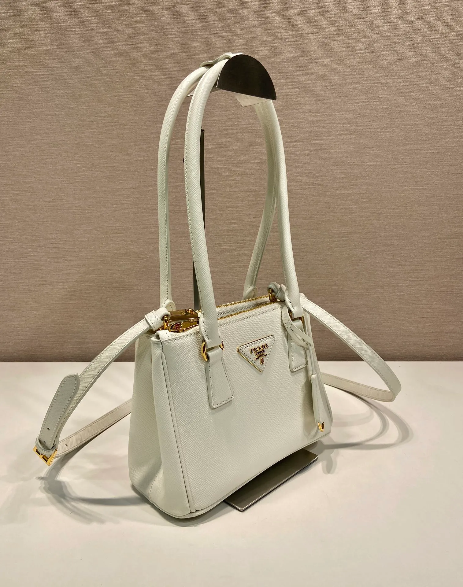 💰1760🎉mini killer bag🎉1BA906 long handle🎉🎉 This mini killer bag with long handle is made of imported cross-grain cowhide and top brushed hardware. The handbag is simple, elegant and practical in design. The Galleria handbag fully embodies the definition of "classic". It is equipped with a detachable long shoulder strap, which can be carried on the shoulder, hand-carried or cross-body. It is a multi-functional long-handle style. It is another popular style that will never go out of style. Ladies and sisters, hurry up and get it. 🎉Length 20xH13.5xH 9.5cm🎉🎉🎉👏👏👏