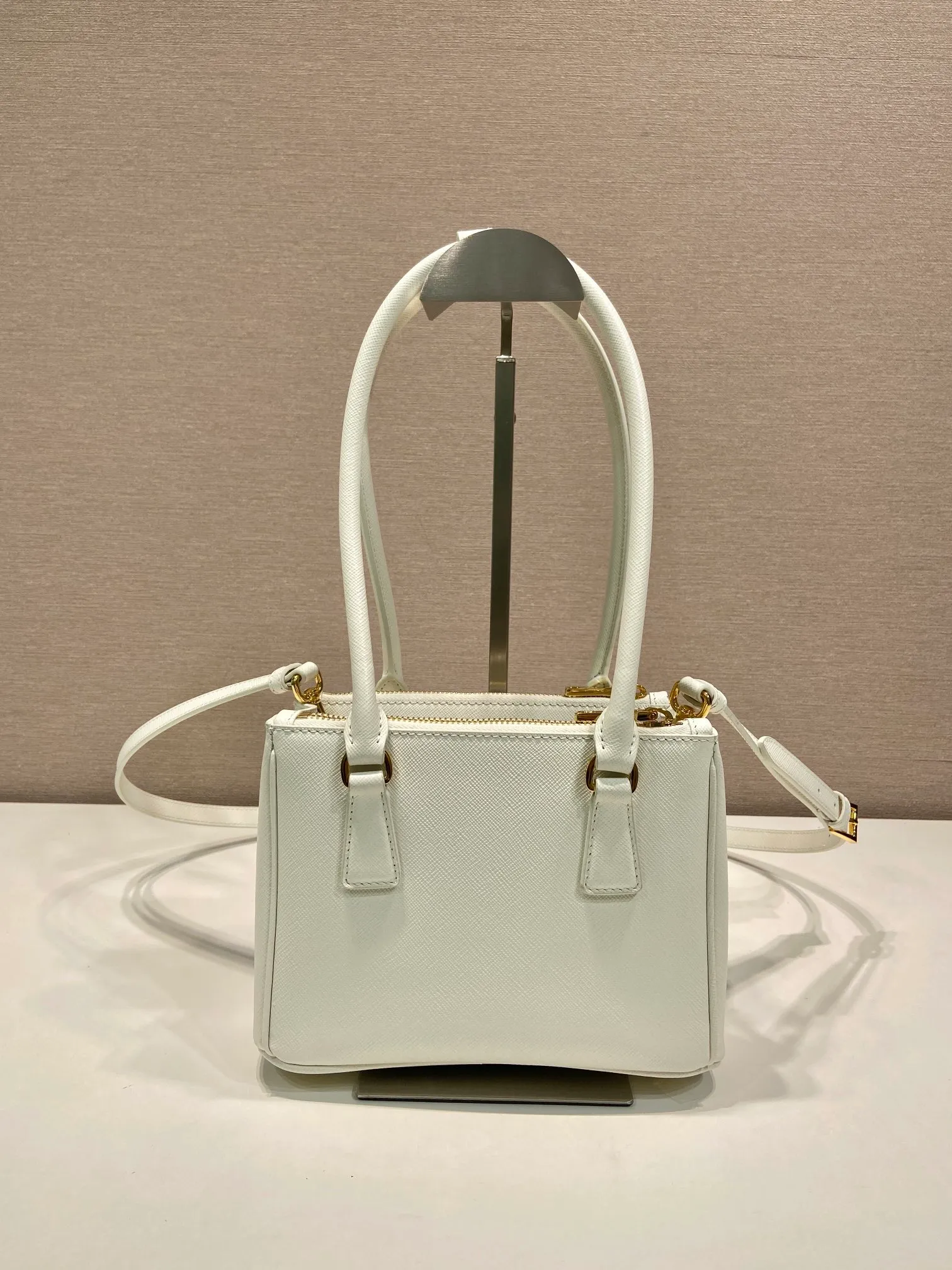 💰1760🎉mini killer bag🎉1BA906 long handle🎉🎉 This mini killer bag with long handle is made of imported cross-grain cowhide and top brushed hardware. The handbag is simple, elegant and practical in design. The Galleria handbag fully embodies the definition of "classic". It is equipped with a detachable long shoulder strap, which can be carried on the shoulder, hand-carried or cross-body. It is a multi-functional long-handle style. It is another popular style that will never go out of style. Ladies and sisters, hurry up and get it. 🎉Length 20xH13.5xH 9.5cm🎉🎉🎉👏👏👏