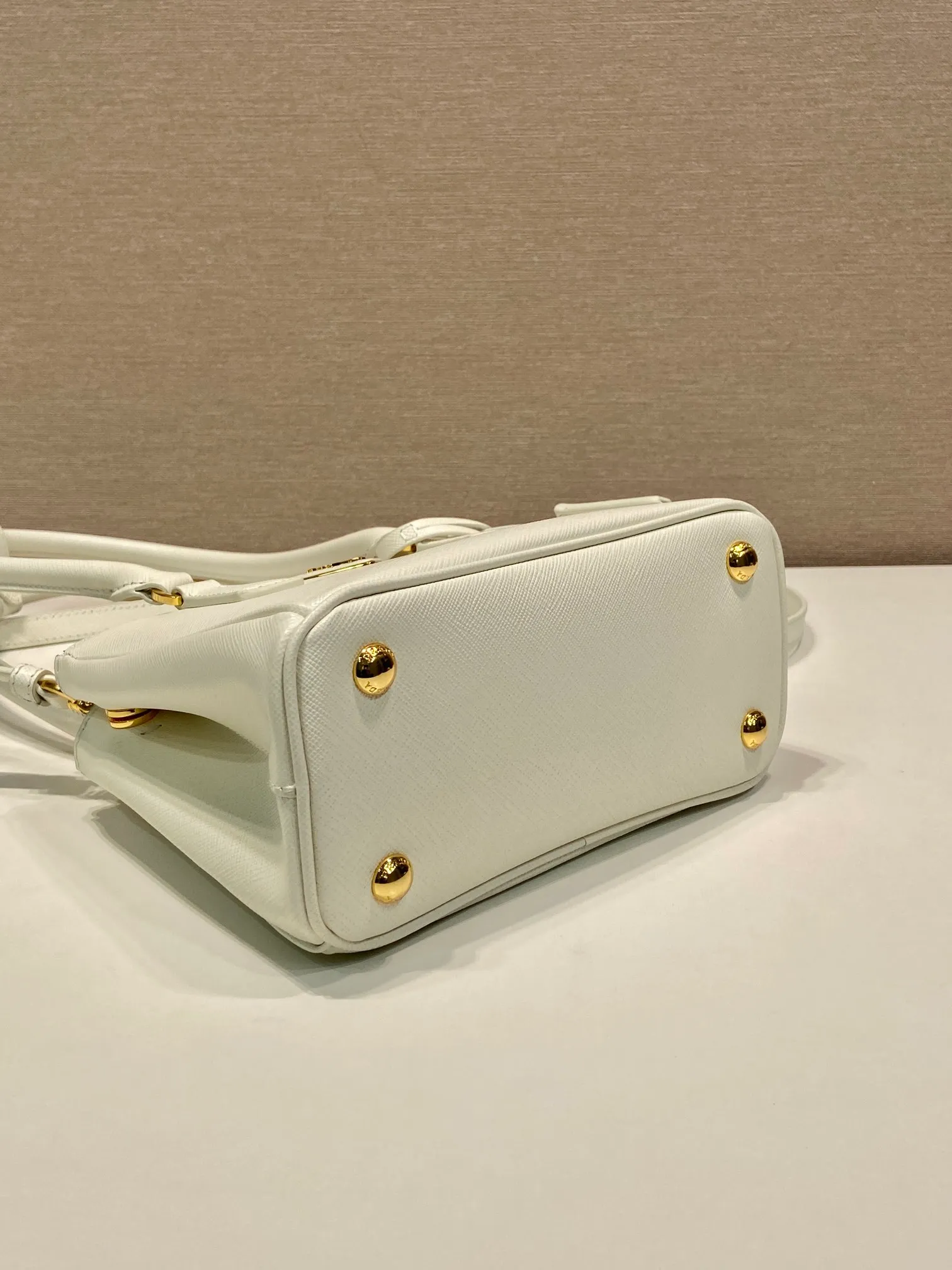 💰1760🎉mini killer bag🎉1BA906 long handle🎉🎉 This mini killer bag with long handle is made of imported cross-grain cowhide and top brushed hardware. The handbag is simple, elegant and practical in design. The Galleria handbag fully embodies the definition of "classic". It is equipped with a detachable long shoulder strap, which can be carried on the shoulder, hand-carried or cross-body. It is a multi-functional long-handle style. It is another popular style that will never go out of style. Ladies and sisters, hurry up and get it. 🎉Length 20xH13.5xH 9.5cm🎉🎉🎉👏👏👏