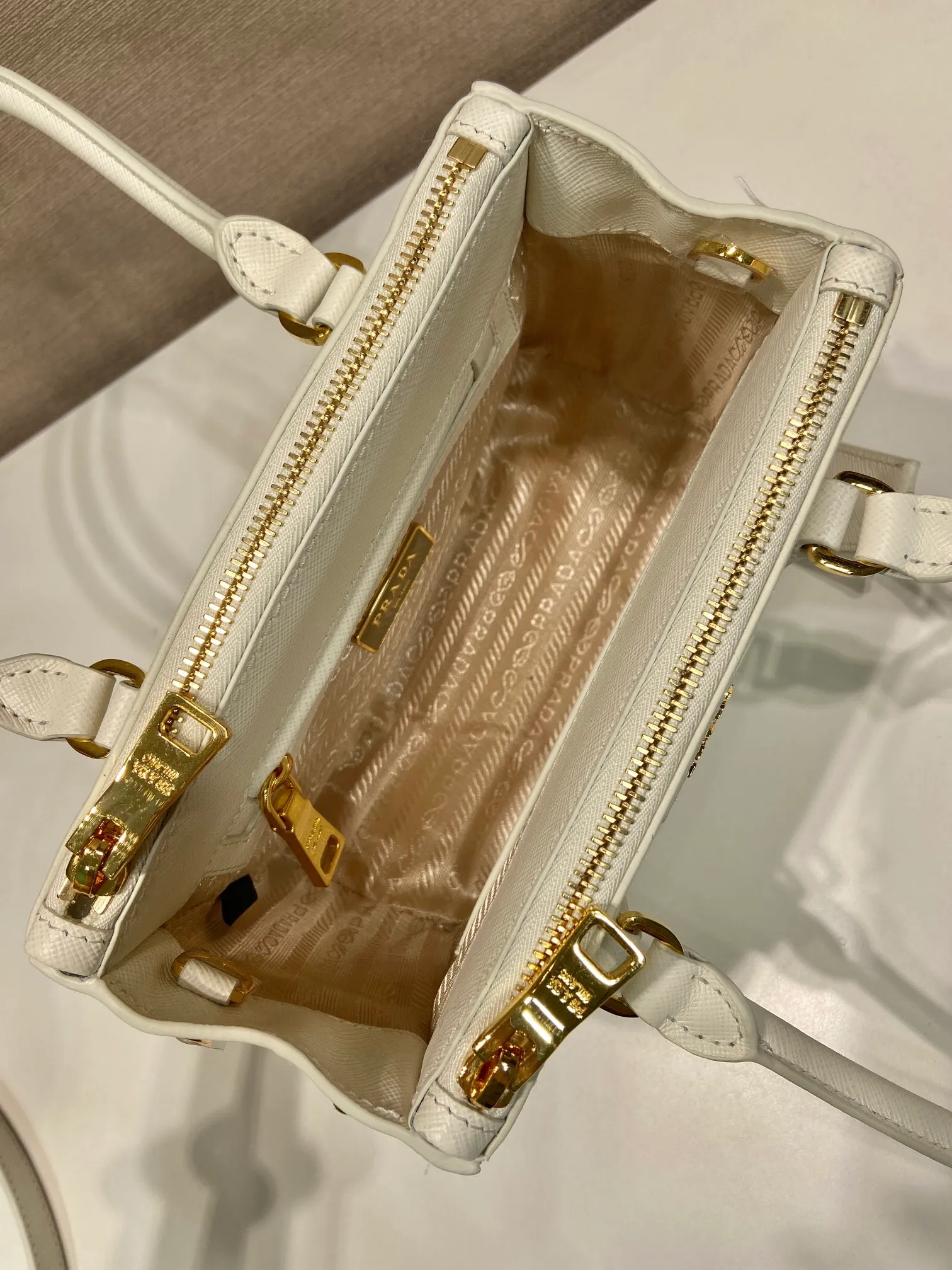 💰1760🎉mini killer bag🎉1BA906 long handle🎉🎉 This mini killer bag with long handle is made of imported cross-grain cowhide and top brushed hardware. The handbag is simple, elegant and practical in design. The Galleria handbag fully embodies the definition of "classic". It is equipped with a detachable long shoulder strap, which can be carried on the shoulder, hand-carried or cross-body. It is a multi-functional long-handle style. It is another popular style that will never go out of style. Ladies and sisters, hurry up and get it. 🎉Length 20xH13.5xH 9.5cm🎉🎉🎉👏👏👏