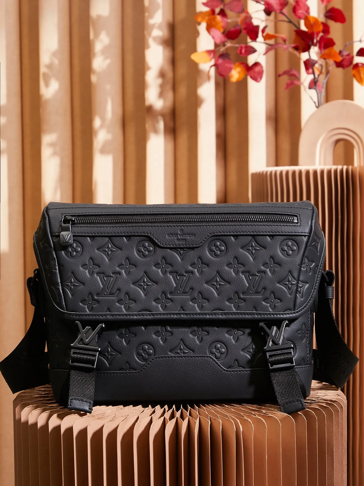 P¥1040👉nfc163C01 dynamic chip version👈[Top-level inspection-free pure steel hardware] M25121 This Voyager messenger bag is made of Monogram Shadow cow leather, inspired by retro school bags. The brand-new LV buckle brings a convenient experience, the adjustable shoulder strap allows for comfortable carrying, and there is ample space to store tablets, chargers, notepads and other daily needs. 33 x 22.5 x 11 (length x height x width)