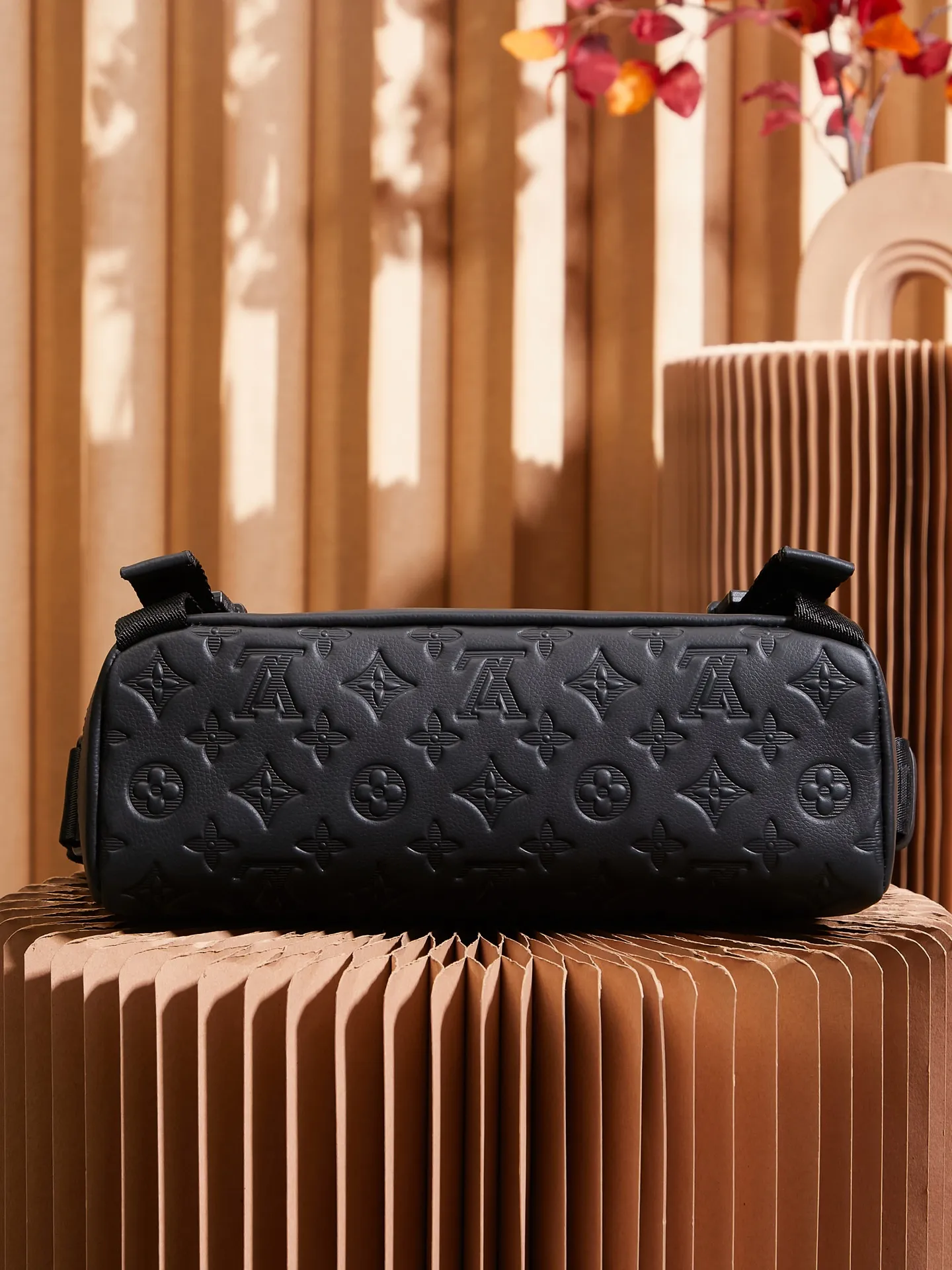 P¥1040👉nfc163C01 dynamic chip version👈[Top-level inspection-free pure steel hardware] M25121 This Voyager messenger bag is made of Monogram Shadow cow leather, inspired by retro school bags. The brand-new LV buckle brings a convenient experience, the adjustable shoulder strap allows for comfortable carrying, and there is ample space to store tablets, chargers, notepads and other daily needs. 33 x 22.5 x 11 (length x height x width)