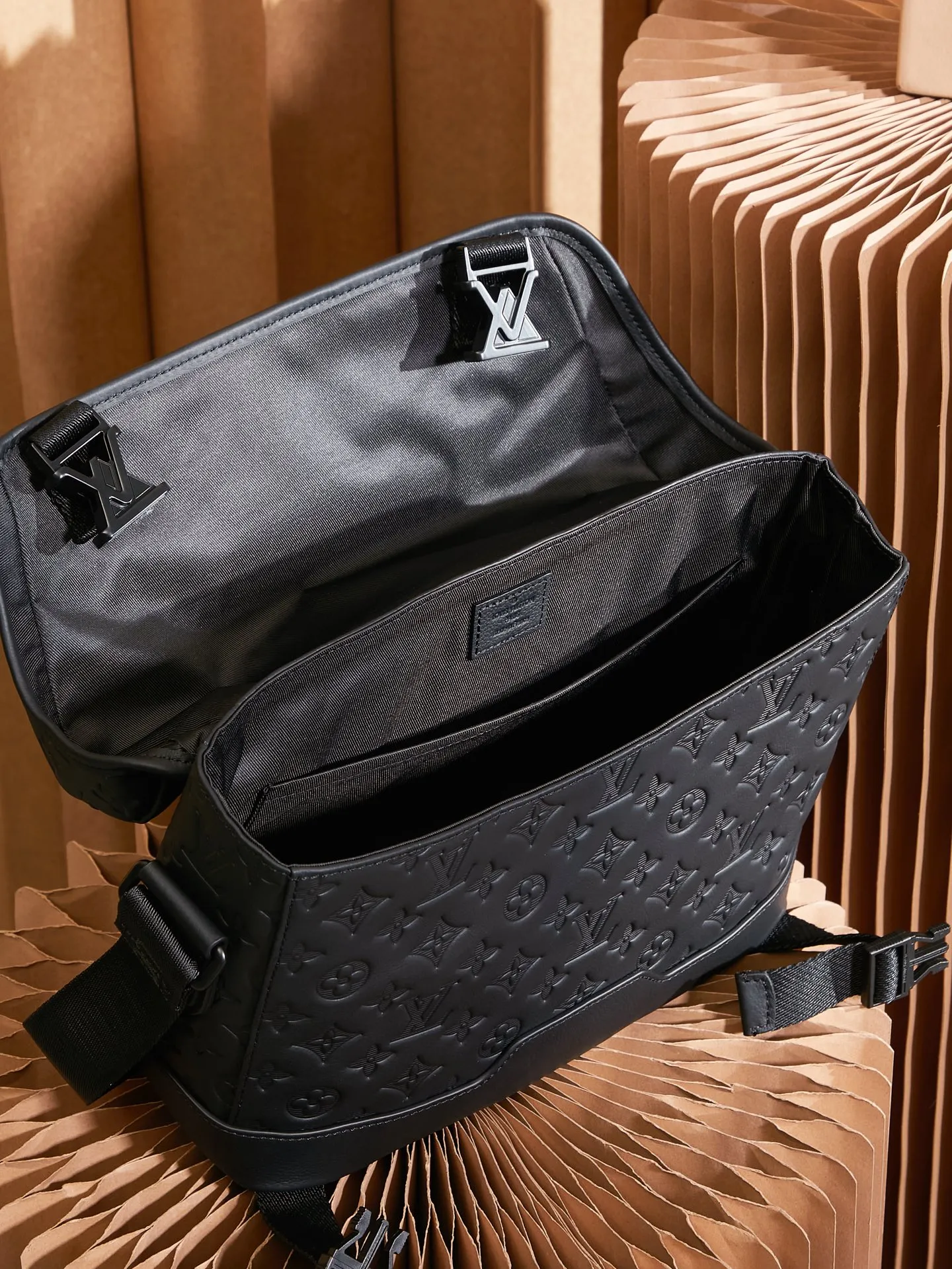 P¥1040👉nfc163C01 dynamic chip version👈[Top-level inspection-free pure steel hardware] M25121 This Voyager messenger bag is made of Monogram Shadow cow leather, inspired by retro school bags. The brand-new LV buckle brings a convenient experience, the adjustable shoulder strap allows for comfortable carrying, and there is ample space to store tablets, chargers, notepads and other daily needs. 33 x 22.5 x 11 (length x height x width)