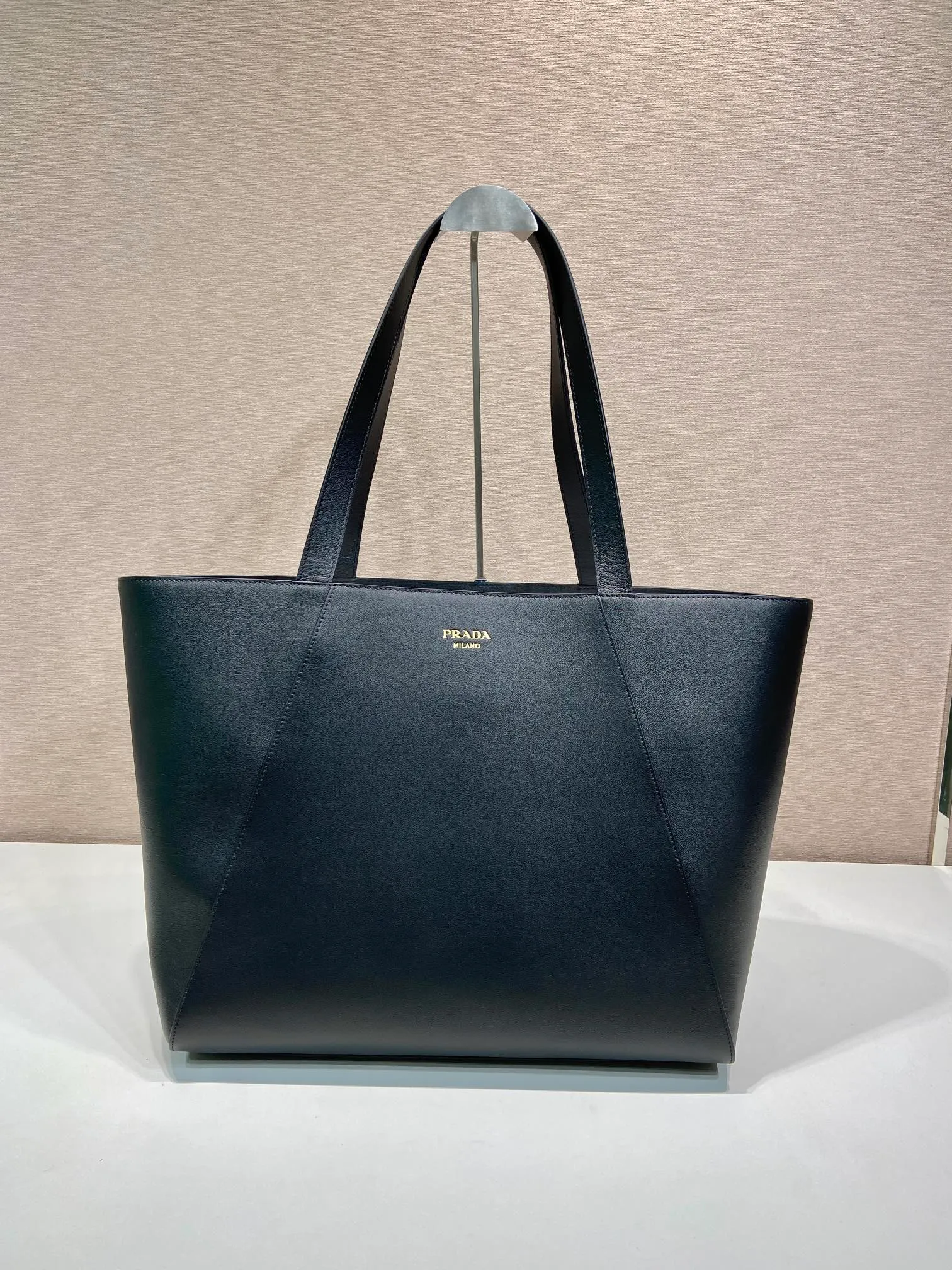 💰1900🎉New tote bag🎉2VG123🎉🎉 This tote bag adopts simple geometric line design, highlighting modern casual personality. Made from leather, it has a roomy silhouette with a soft texture, multiple interior pockets and is embellished with a monogrammed logo. Large capacity, light and practical, hurry up and get it🎉🎉 Length 40x Height 35.5x Bottom 14cm🎉🎉🎉💰💰💰