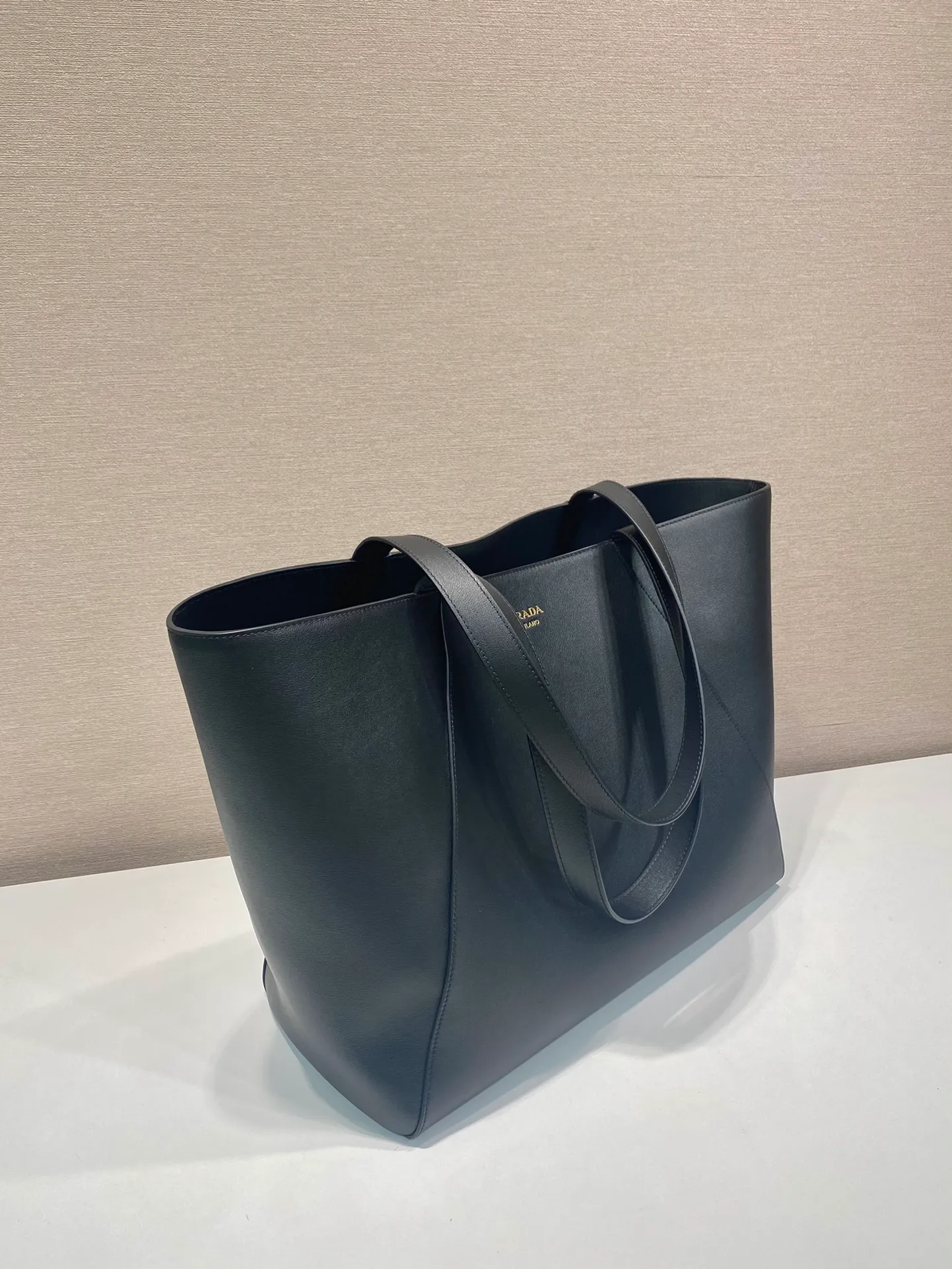 💰1900🎉New tote bag🎉2VG123🎉🎉 This tote bag adopts simple geometric line design, highlighting modern casual personality. Made from leather, it has a roomy silhouette with a soft texture, multiple interior pockets and is embellished with a monogrammed logo. Large capacity, light and practical, hurry up and get it🎉🎉 Length 40x Height 35.5x Bottom 14cm🎉🎉🎉💰💰💰