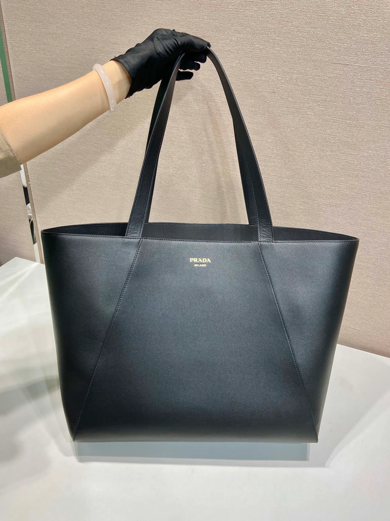 💰1900🎉New tote bag🎉2VG123🎉🎉 This tote bag adopts simple geometric line design, highlighting modern casual personality. Made from leather, it has a roomy silhouette with a soft texture, multiple interior pockets and is embellished with a monogrammed logo. Large capacity, light and practical, hurry up and get it🎉🎉 Length 40x Height 35.5x Bottom 14cm🎉🎉🎉💰💰💰