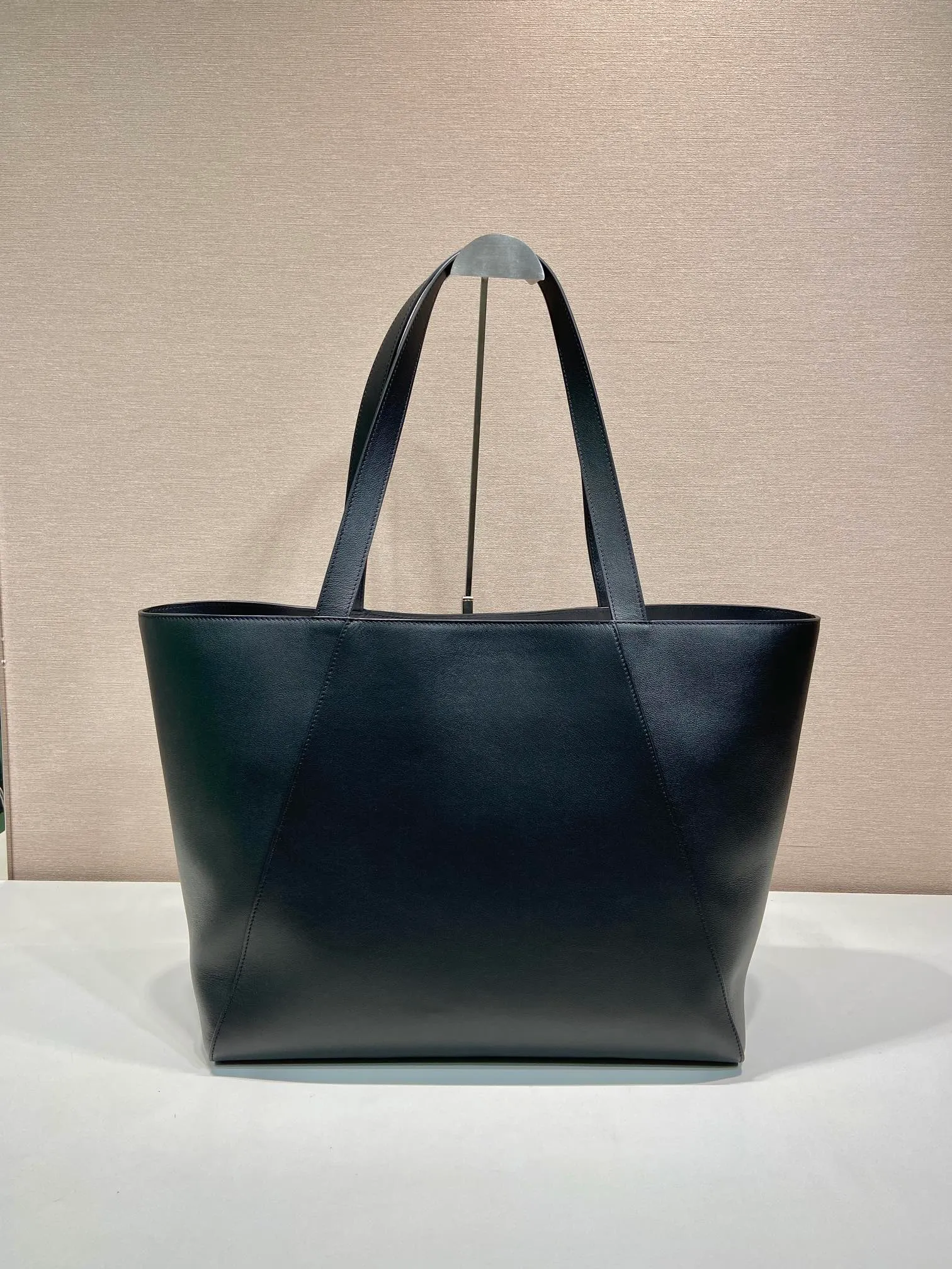 💰1900🎉New tote bag🎉2VG123🎉🎉 This tote bag adopts simple geometric line design, highlighting modern casual personality. Made from leather, it has a roomy silhouette with a soft texture, multiple interior pockets and is embellished with a monogrammed logo. Large capacity, light and practical, hurry up and get it🎉🎉 Length 40x Height 35.5x Bottom 14cm🎉🎉🎉💰💰💰