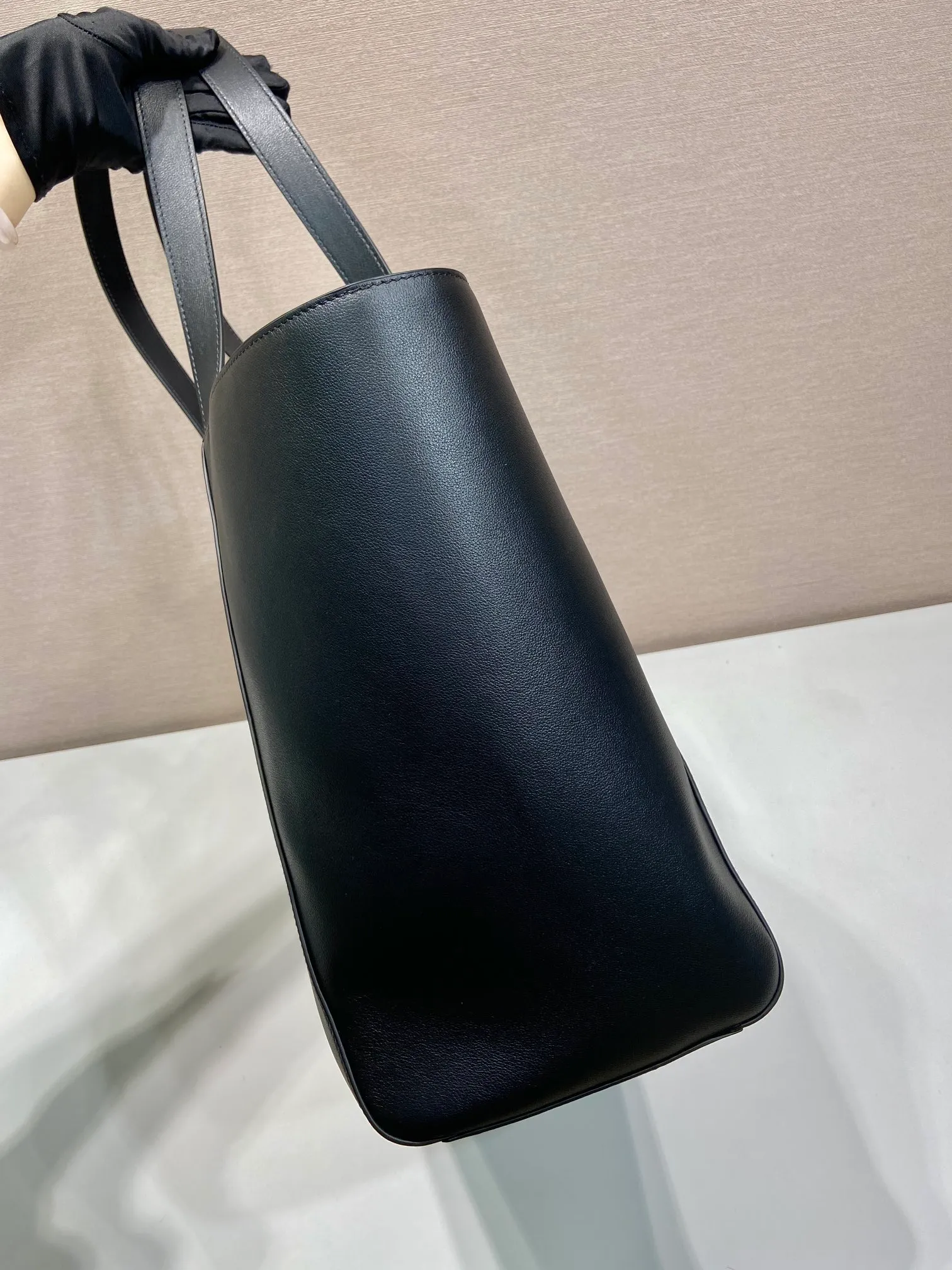 💰1900🎉New tote bag🎉2VG123🎉🎉 This tote bag adopts simple geometric line design, highlighting modern casual personality. Made from leather, it has a roomy silhouette with a soft texture, multiple interior pockets and is embellished with a monogrammed logo. Large capacity, light and practical, hurry up and get it🎉🎉 Length 40x Height 35.5x Bottom 14cm🎉🎉🎉💰💰💰