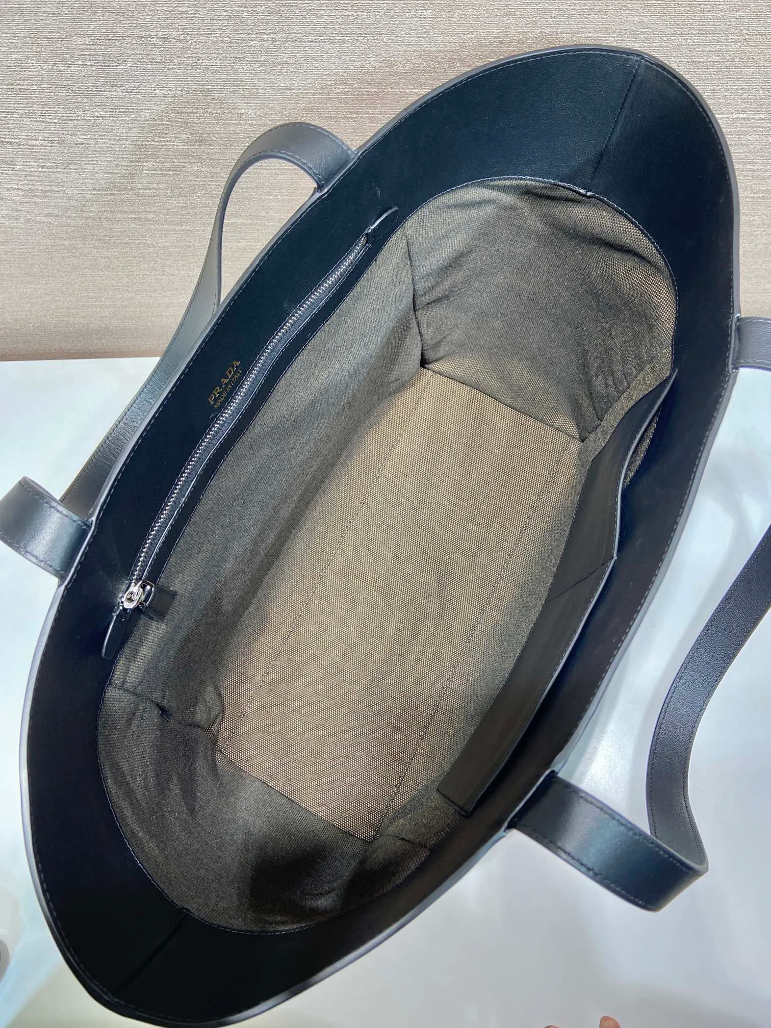 💰1900🎉New tote bag🎉2VG123🎉🎉 This tote bag adopts simple geometric line design, highlighting modern casual personality. Made from leather, it has a roomy silhouette with a soft texture, multiple interior pockets and is embellished with a monogrammed logo. Large capacity, light and practical, hurry up and get it🎉🎉 Length 40x Height 35.5x Bottom 14cm🎉🎉🎉💰💰💰