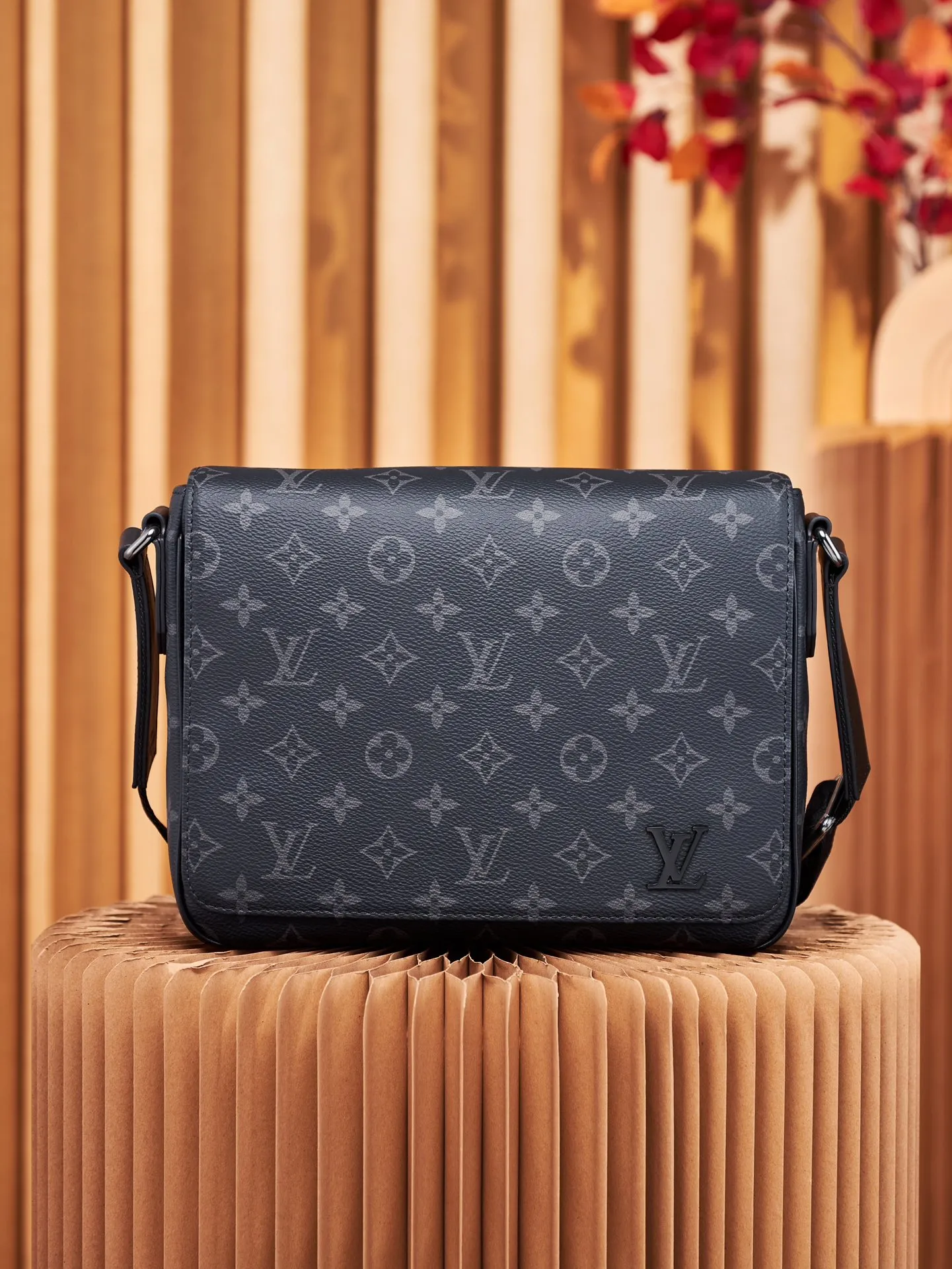 P¥720👉nfc163C01 dynamic chip version👈[Top-grade inspection-free all-steel hardware]👏👏This District small messenger bag releases its handsome charm through Monogram Eclipse canvas. The Louis Vuitton logo and LV letters in the lower left corner highlight the brand elements. The rear zippered outer pocket is easy to access and the adjustable shoulder strap allows for comfortable carrying. Monogram Eclipse coated canvas, cow leather trim, fabric lining, metal hardware, magnetic flap, zippered back pocket, inner patch pocket, inner front pocket, non-detachable, adjustable shoulder strap! ! Model: M46255; Size: 26x20x7CM