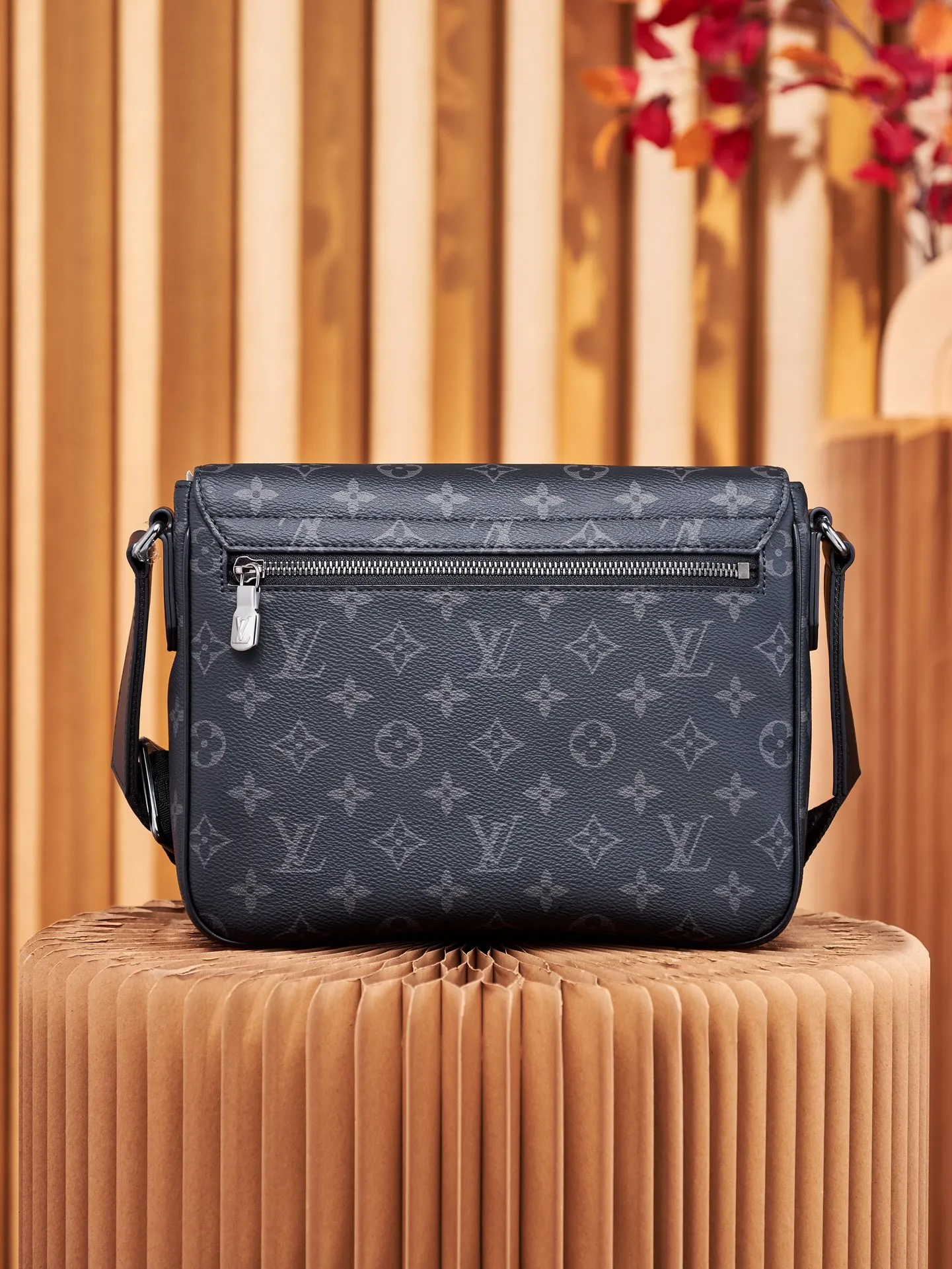 P¥720👉nfc163C01 dynamic chip version👈[Top-grade inspection-free all-steel hardware]👏👏This District small messenger bag releases its handsome charm through Monogram Eclipse canvas. The Louis Vuitton logo and LV letters in the lower left corner highlight the brand elements. The rear zippered outer pocket is easy to access and the adjustable shoulder strap allows for comfortable carrying. Monogram Eclipse coated canvas, cow leather trim, fabric lining, metal hardware, magnetic flap, zippered back pocket, inner patch pocket, inner front pocket, non-detachable, adjustable shoulder strap! ! Model: M46255; Size: 26x20x7CM