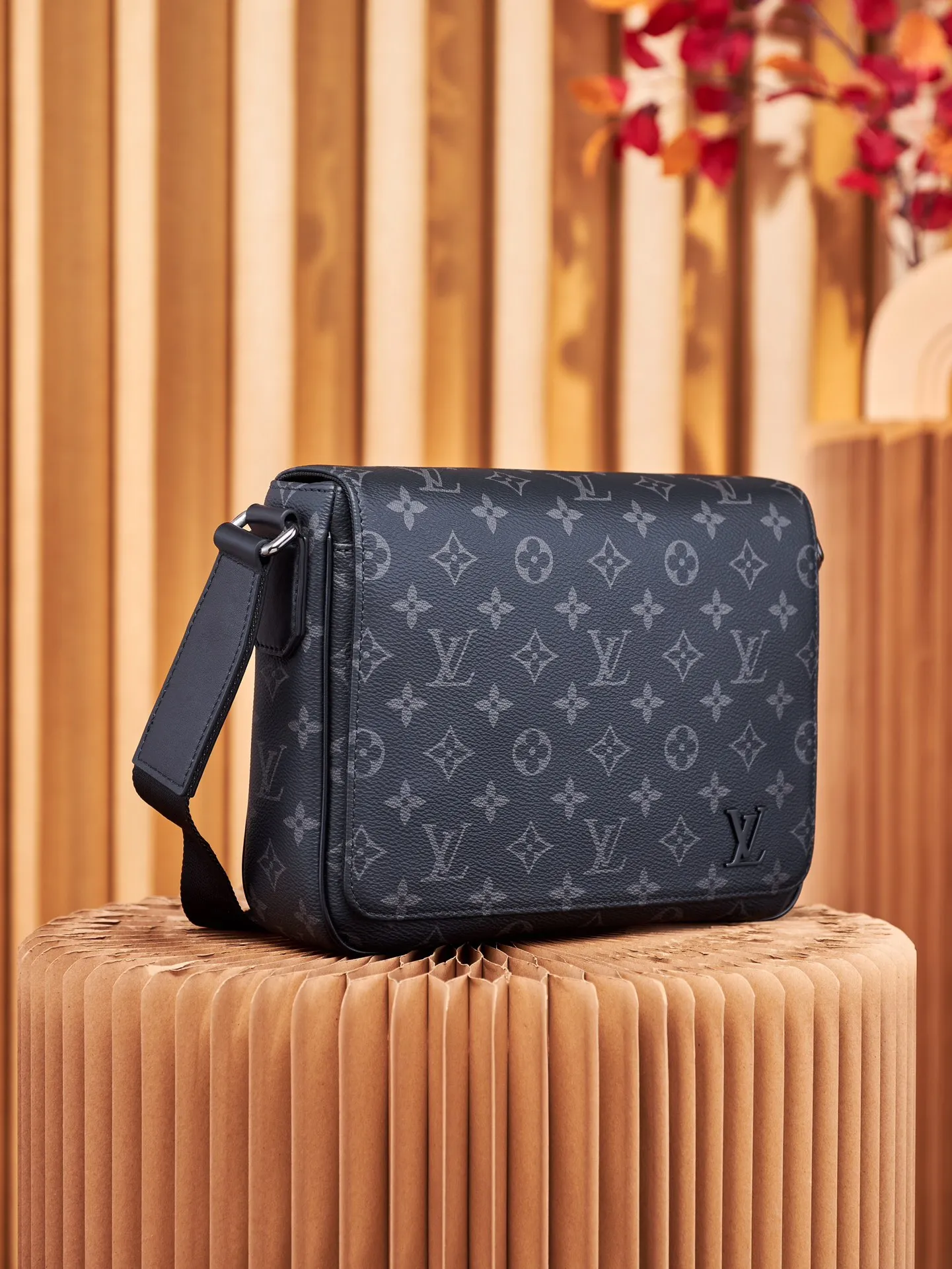 P¥720👉nfc163C01 dynamic chip version👈[Top-grade inspection-free all-steel hardware]👏👏This District small messenger bag releases its handsome charm through Monogram Eclipse canvas. The Louis Vuitton logo and LV letters in the lower left corner highlight the brand elements. The rear zippered outer pocket is easy to access and the adjustable shoulder strap allows for comfortable carrying. Monogram Eclipse coated canvas, cow leather trim, fabric lining, metal hardware, magnetic flap, zippered back pocket, inner patch pocket, inner front pocket, non-detachable, adjustable shoulder strap! ! Model: M46255; Size: 26x20x7CM