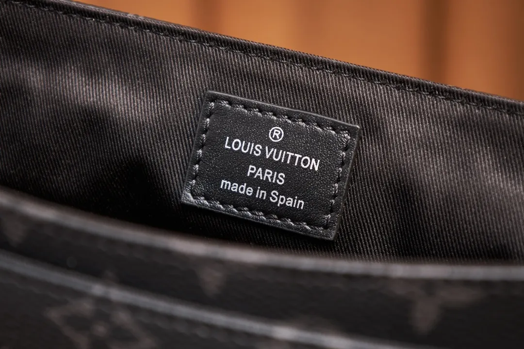 P¥720👉nfc163C01 dynamic chip version👈[Top-grade inspection-free all-steel hardware]👏👏This District small messenger bag releases its handsome charm through Monogram Eclipse canvas. The Louis Vuitton logo and LV letters in the lower left corner highlight the brand elements. The rear zippered outer pocket is easy to access and the adjustable shoulder strap allows for comfortable carrying. Monogram Eclipse coated canvas, cow leather trim, fabric lining, metal hardware, magnetic flap, zippered back pocket, inner patch pocket, inner front pocket, non-detachable, adjustable shoulder strap! ! Model: M46255; Size: 26x20x7CM