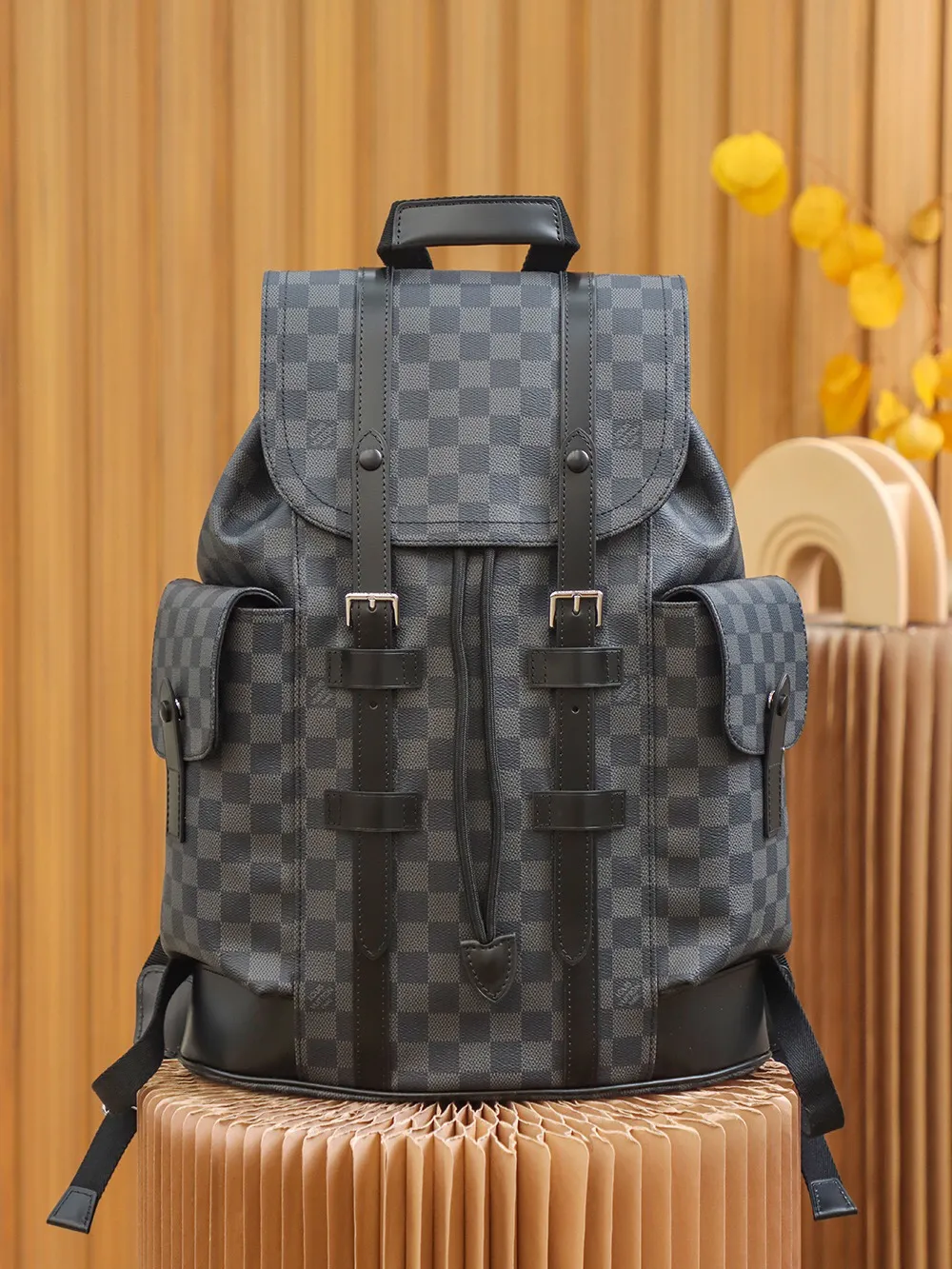 P¥960👉nfc dynamic chip version👈【Top inspection-free all-steel hardware】𝐂𝐇𝐑𝐈𝐒𝐓𝐎𝐏𝐇𝐄𝐑 Backpack N41379 Black Check French original leather🇫🇷Pure steel hardware Size: 38*44*12.5cm A unisex backpack, a daily bag that is very suitable for outdoor use. Its attractive design style is quite tasteful and can easily meet the daily travel capacity. It can hold laptops, books, documents, etc., and the flap closure snaps and drawstrings are more layered and retro. It is an almost versatile bag shape! This model has a high utilization rate and is a must-have for daily commuting and traveling. It doesn’t matter how tall you are.