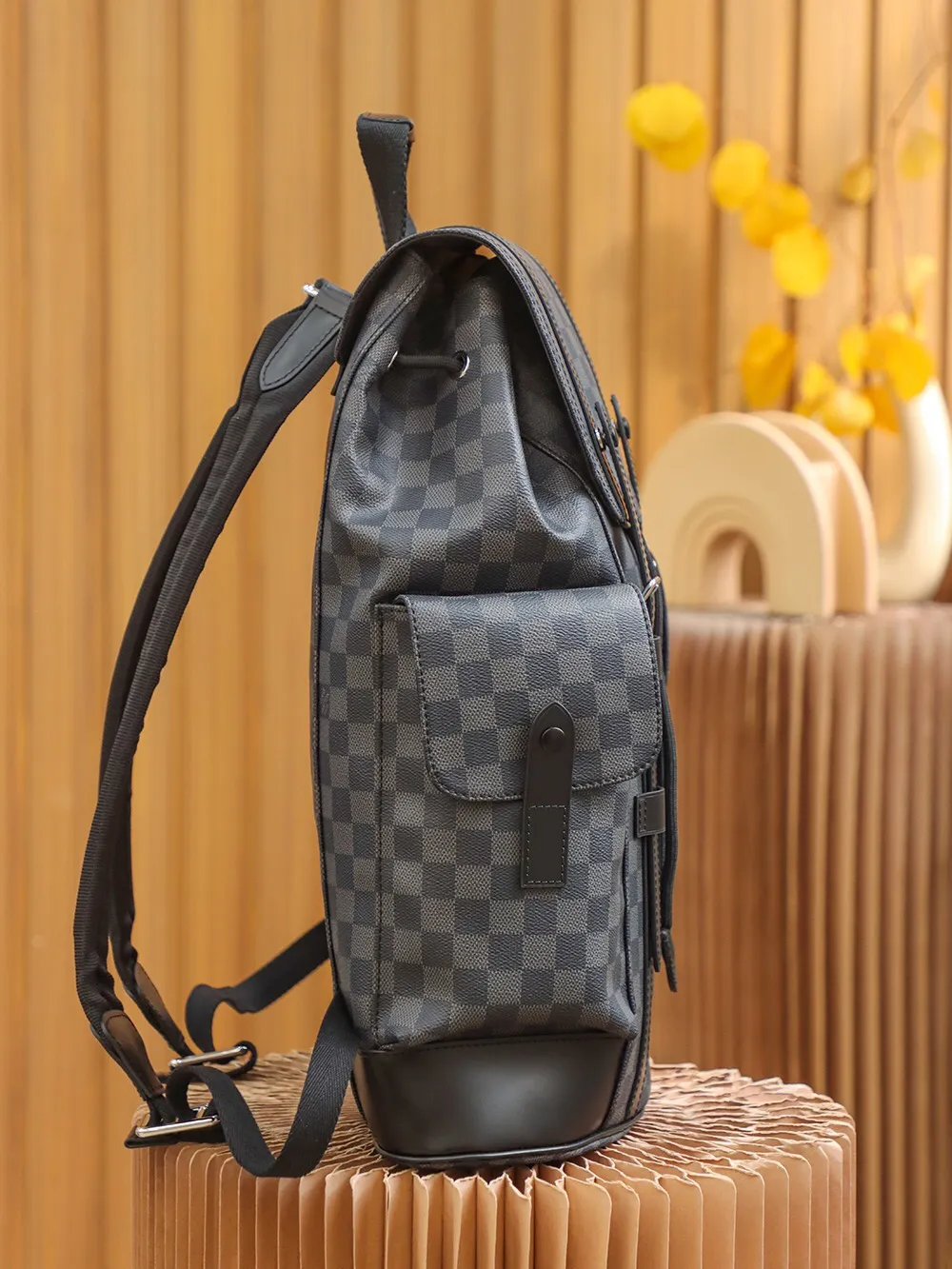 P¥960👉nfc dynamic chip version👈【Top inspection-free all-steel hardware】𝐂𝐇𝐑𝐈𝐒𝐓𝐎𝐏𝐇𝐄𝐑 Backpack N41379 Black Check French original leather🇫🇷Pure steel hardware Size: 38*44*12.5cm A unisex backpack, a daily bag that is very suitable for outdoor use. Its attractive design style is quite tasteful and can easily meet the daily travel capacity. It can hold laptops, books, documents, etc., and the flap closure snaps and drawstrings are more layered and retro. It is an almost versatile bag shape! This model has a high utilization rate and is a must-have for daily commuting and traveling. It doesn’t matter how tall you are.