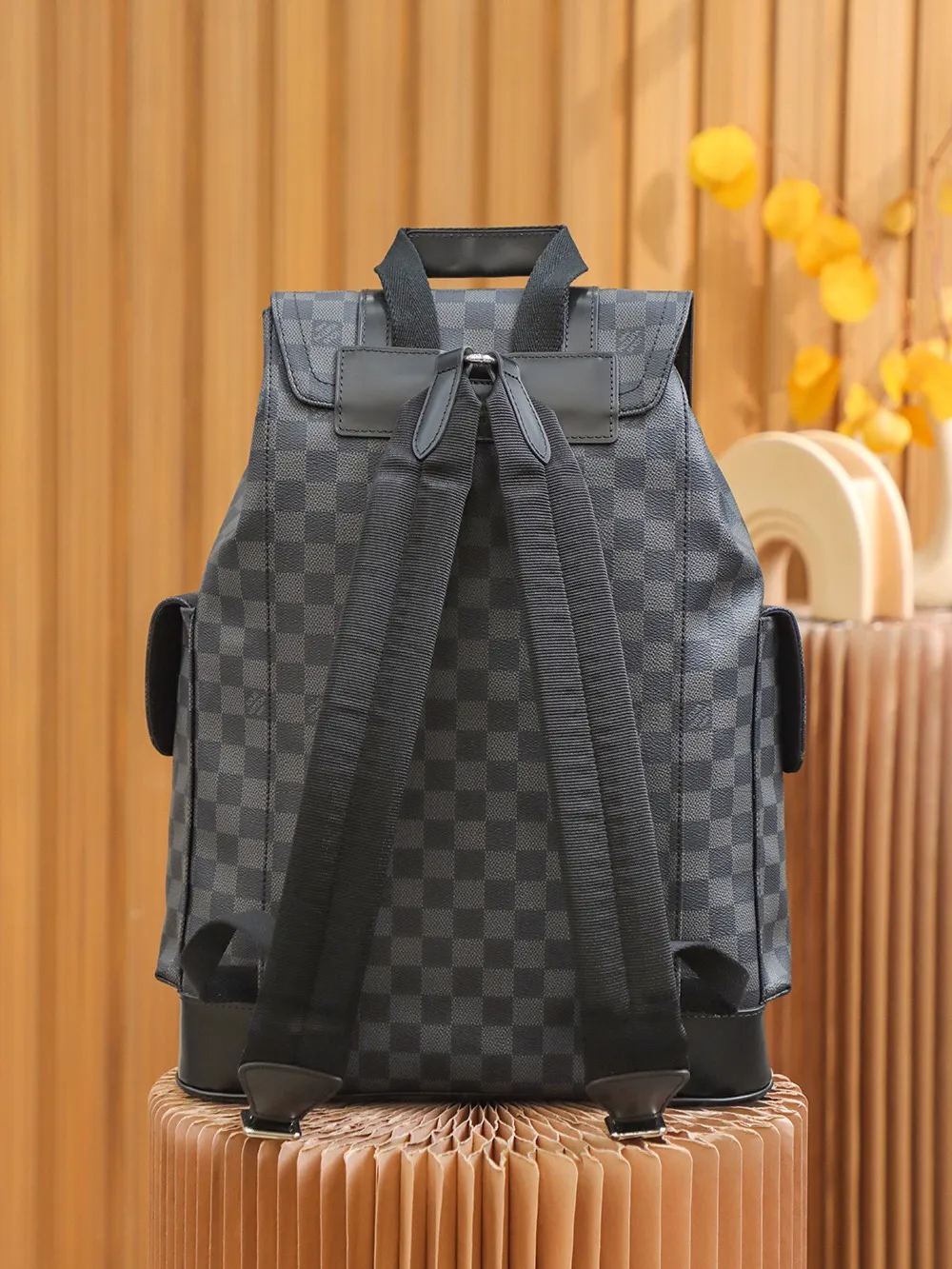 P¥960👉nfc dynamic chip version👈【Top inspection-free all-steel hardware】𝐂𝐇𝐑𝐈𝐒𝐓𝐎𝐏𝐇𝐄𝐑 Backpack N41379 Black Check French original leather🇫🇷Pure steel hardware Size: 38*44*12.5cm A unisex backpack, a daily bag that is very suitable for outdoor use. Its attractive design style is quite tasteful and can easily meet the daily travel capacity. It can hold laptops, books, documents, etc., and the flap closure snaps and drawstrings are more layered and retro. It is an almost versatile bag shape! This model has a high utilization rate and is a must-have for daily commuting and traveling. It doesn’t matter how tall you are.