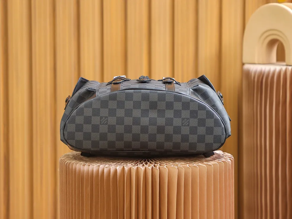 P¥960👉nfc dynamic chip version👈【Top inspection-free all-steel hardware】𝐂𝐇𝐑𝐈𝐒𝐓𝐎𝐏𝐇𝐄𝐑 Backpack N41379 Black Check French original leather🇫🇷Pure steel hardware Size: 38*44*12.5cm A unisex backpack, a daily bag that is very suitable for outdoor use. Its attractive design style is quite tasteful and can easily meet the daily travel capacity. It can hold laptops, books, documents, etc., and the flap closure snaps and drawstrings are more layered and retro. It is an almost versatile bag shape! This model has a high utilization rate and is a must-have for daily commuting and traveling. It doesn’t matter how tall you are.