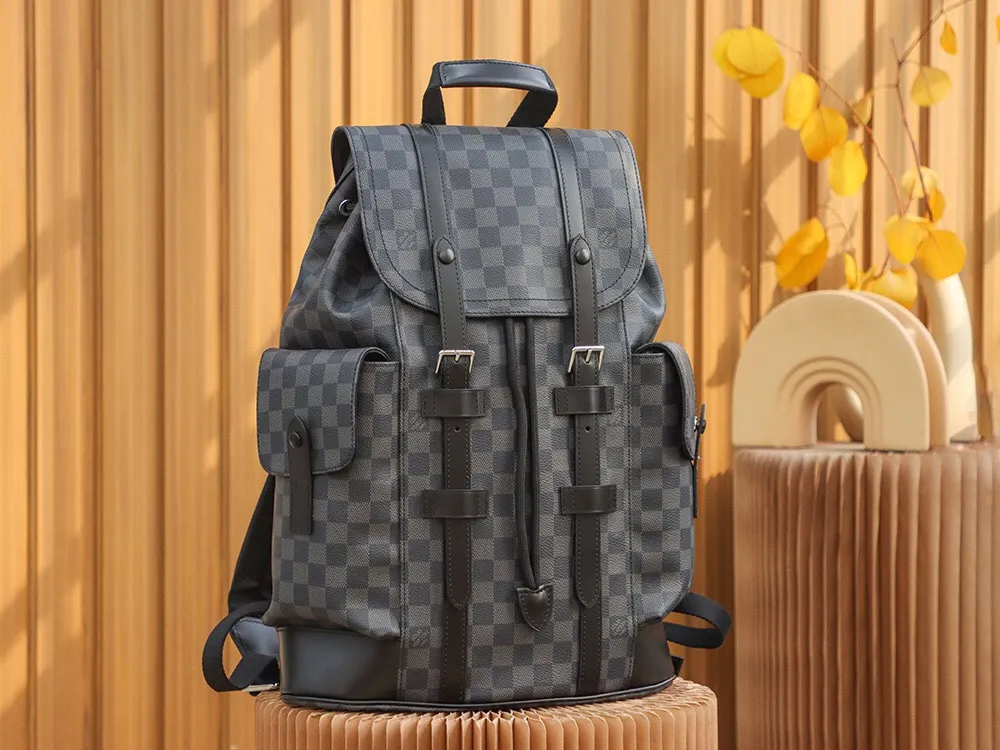 P¥960👉nfc dynamic chip version👈【Top inspection-free all-steel hardware】𝐂𝐇𝐑𝐈𝐒𝐓𝐎𝐏𝐇𝐄𝐑 Backpack N41379 Black Check French original leather🇫🇷Pure steel hardware Size: 38*44*12.5cm A unisex backpack, a daily bag that is very suitable for outdoor use. Its attractive design style is quite tasteful and can easily meet the daily travel capacity. It can hold laptops, books, documents, etc., and the flap closure snaps and drawstrings are more layered and retro. It is an almost versatile bag shape! This model has a high utilization rate and is a must-have for daily commuting and traveling. It doesn’t matter how tall you are.