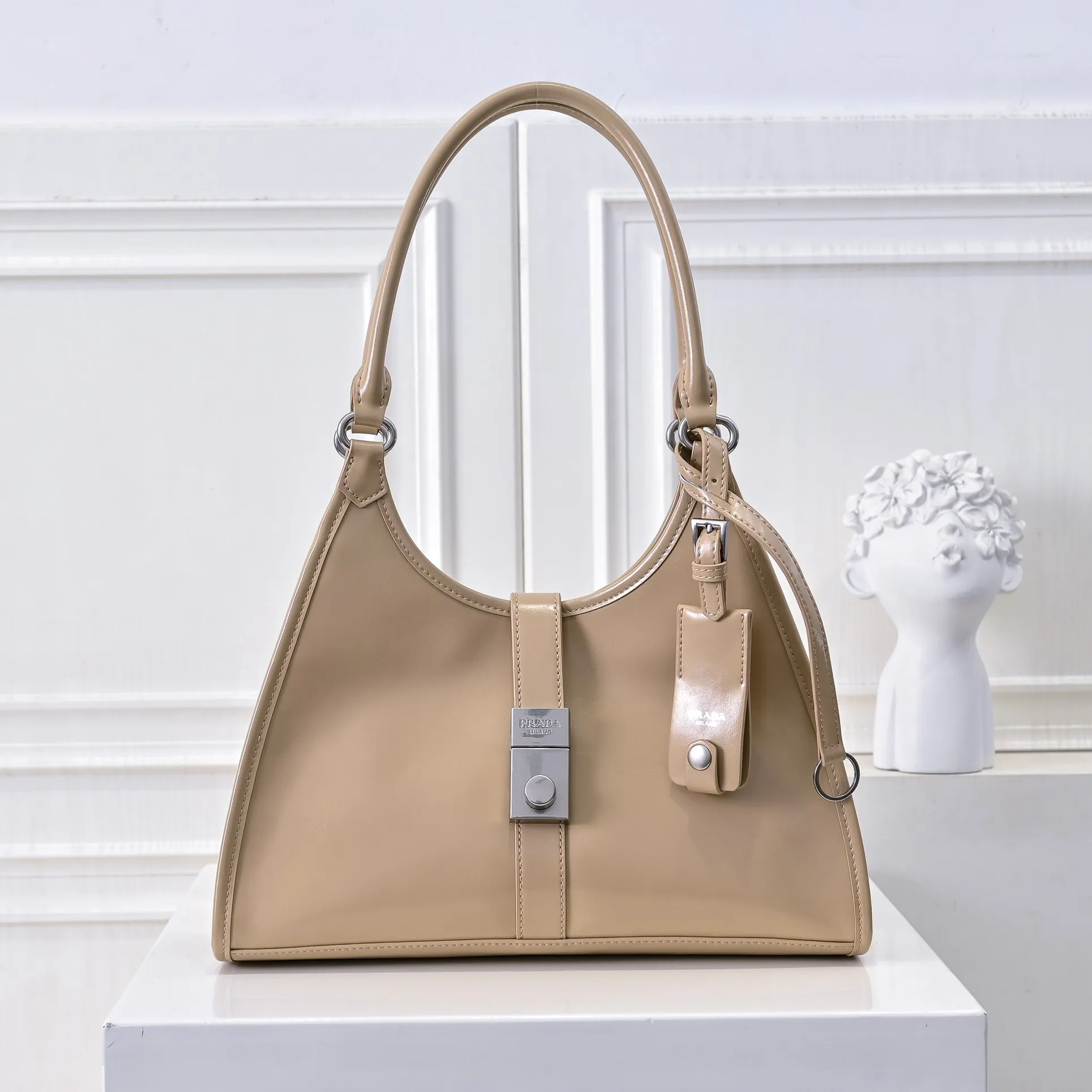 💰500￥110 Early Spring🎉PRADA Counter New Style🎉(Full Leather Series) [Original Quality + Matched Counter Hardware] First-layer oiled waxed cowhide This shoulder bag adopts a modern and versatile design and is made of full-layer cowhide, decorated with exquisite leather details. Spacious capacity, with zipper and padlock closure · Fully hand-stitched handle · Detachable keychain · Metal hardware accessories · Zipper and padlock closure Size: 32×25×12CM Style No.: 7041 Material: Oil-waxed cowhide