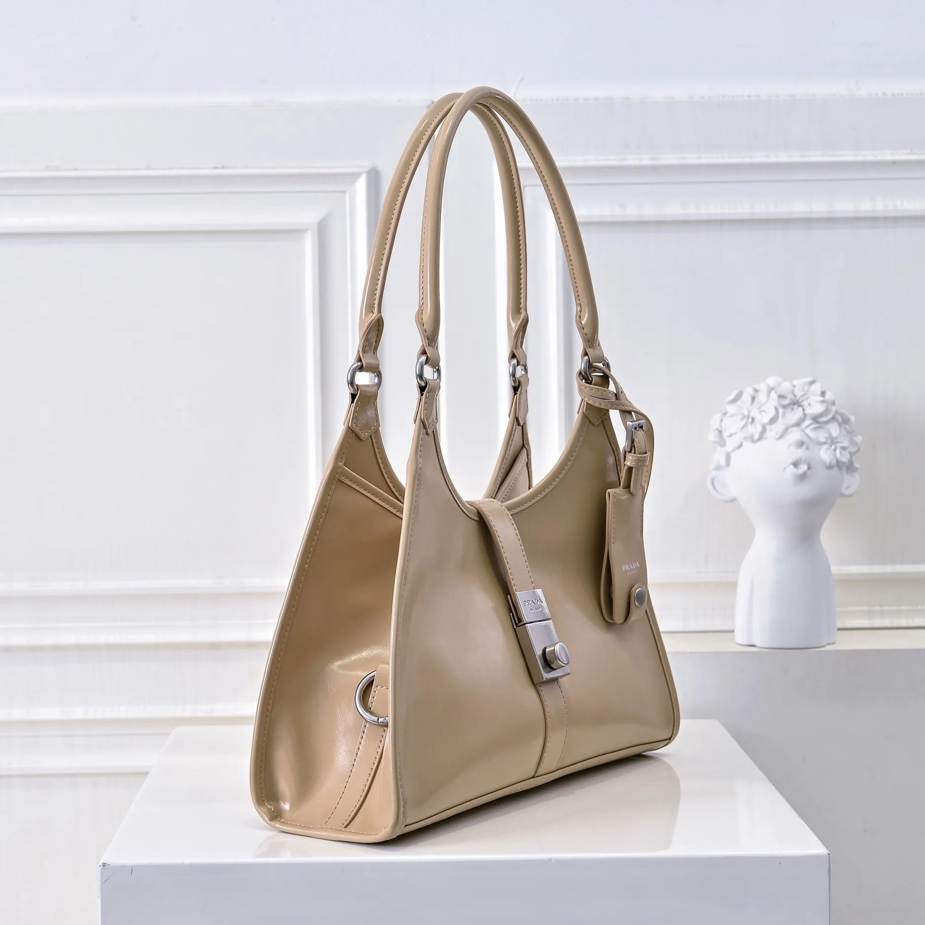 💰500￥110 Early Spring🎉PRADA Counter New Style🎉(Full Leather Series) [Original Quality + Matched Counter Hardware] First-layer oiled waxed cowhide This shoulder bag adopts a modern and versatile design and is made of full-layer cowhide, decorated with exquisite leather details. Spacious capacity, with zipper and padlock closure · Fully hand-stitched handle · Detachable keychain · Metal hardware accessories · Zipper and padlock closure Size: 32×25×12CM Style No.: 7041 Material: Oil-waxed cowhide