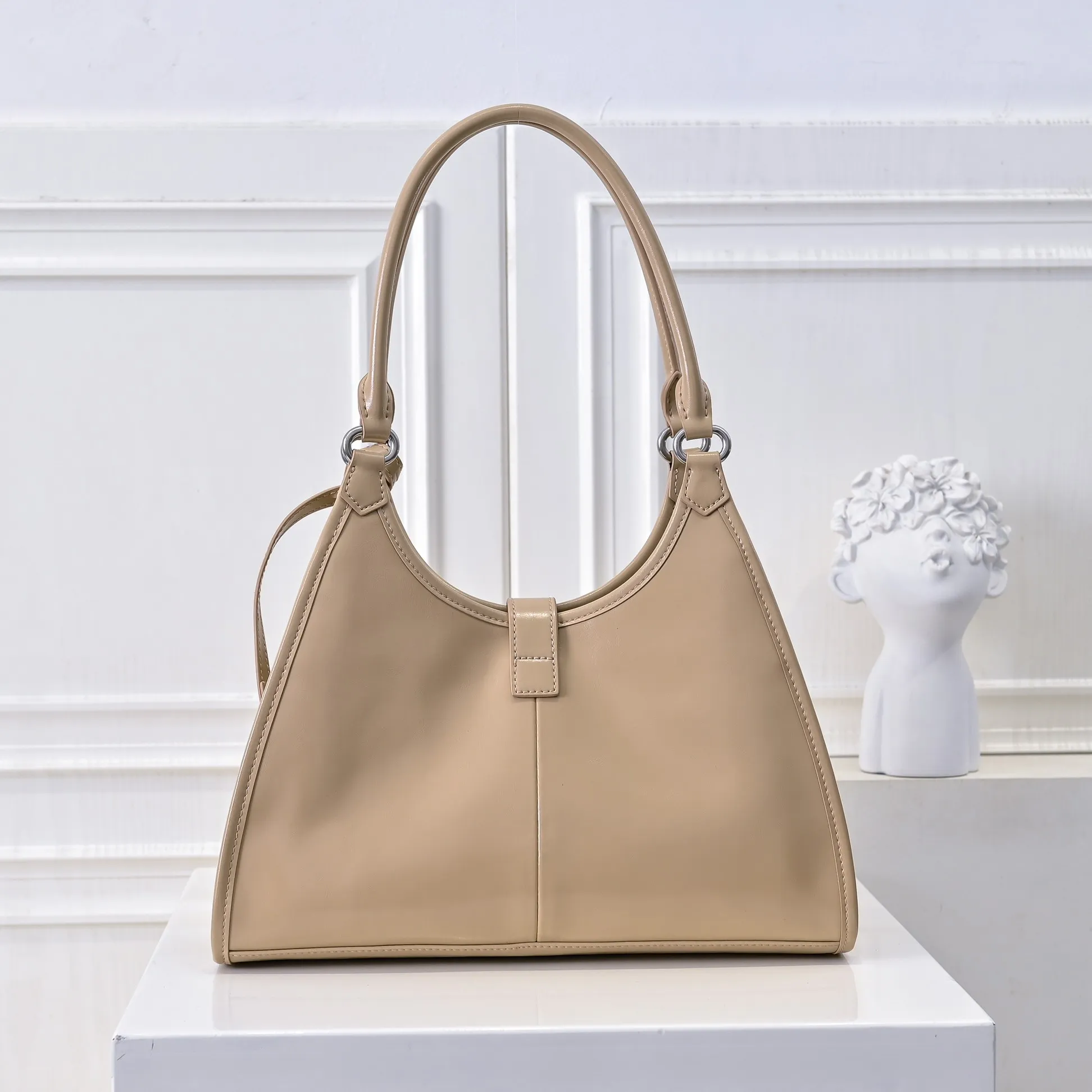 💰500￥110 Early Spring🎉PRADA Counter New Style🎉(Full Leather Series) [Original Quality + Matched Counter Hardware] First-layer oiled waxed cowhide This shoulder bag adopts a modern and versatile design and is made of full-layer cowhide, decorated with exquisite leather details. Spacious capacity, with zipper and padlock closure · Fully hand-stitched handle · Detachable keychain · Metal hardware accessories · Zipper and padlock closure Size: 32×25×12CM Style No.: 7041 Material: Oil-waxed cowhide
