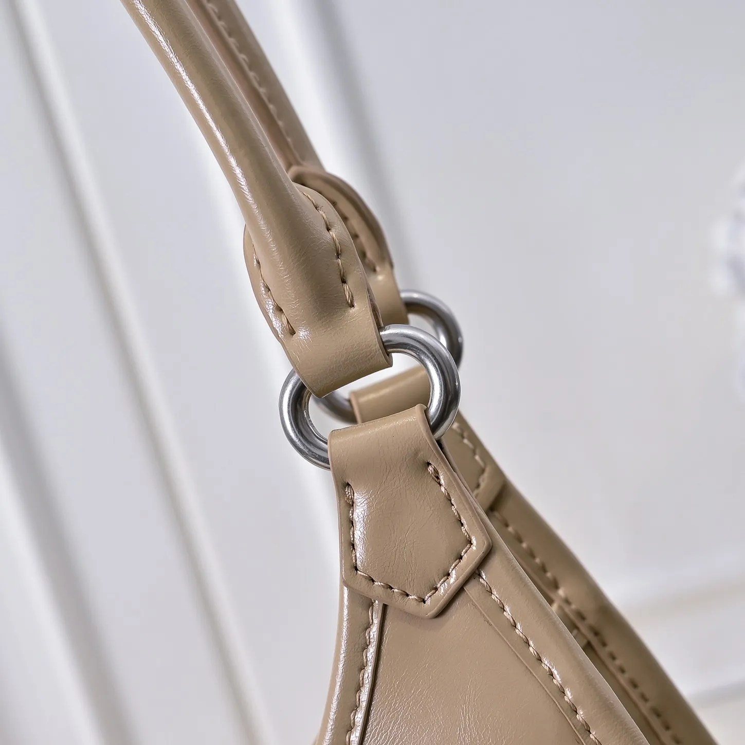 💰500￥110 Early Spring🎉PRADA Counter New Style🎉(Full Leather Series) [Original Quality + Matched Counter Hardware] First-layer oiled waxed cowhide This shoulder bag adopts a modern and versatile design and is made of full-layer cowhide, decorated with exquisite leather details. Spacious capacity, with zipper and padlock closure · Fully hand-stitched handle · Detachable keychain · Metal hardware accessories · Zipper and padlock closure Size: 32×25×12CM Style No.: 7041 Material: Oil-waxed cowhide