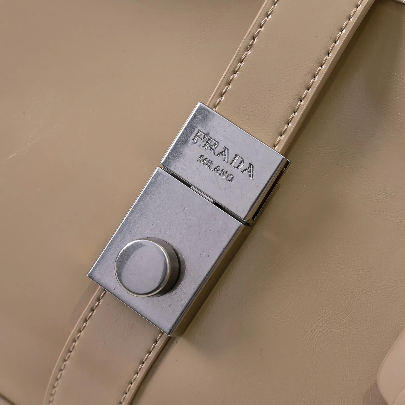 💰500￥110 Early Spring🎉PRADA Counter New Style🎉(Full Leather Series) [Original Quality + Matched Counter Hardware] First-layer oiled waxed cowhide This shoulder bag adopts a modern and versatile design and is made of full-layer cowhide, decorated with exquisite leather details. Spacious capacity, with zipper and padlock closure · Fully hand-stitched handle · Detachable keychain · Metal hardware accessories · Zipper and padlock closure Size: 32×25×12CM Style No.: 7041 Material: Oil-waxed cowhide