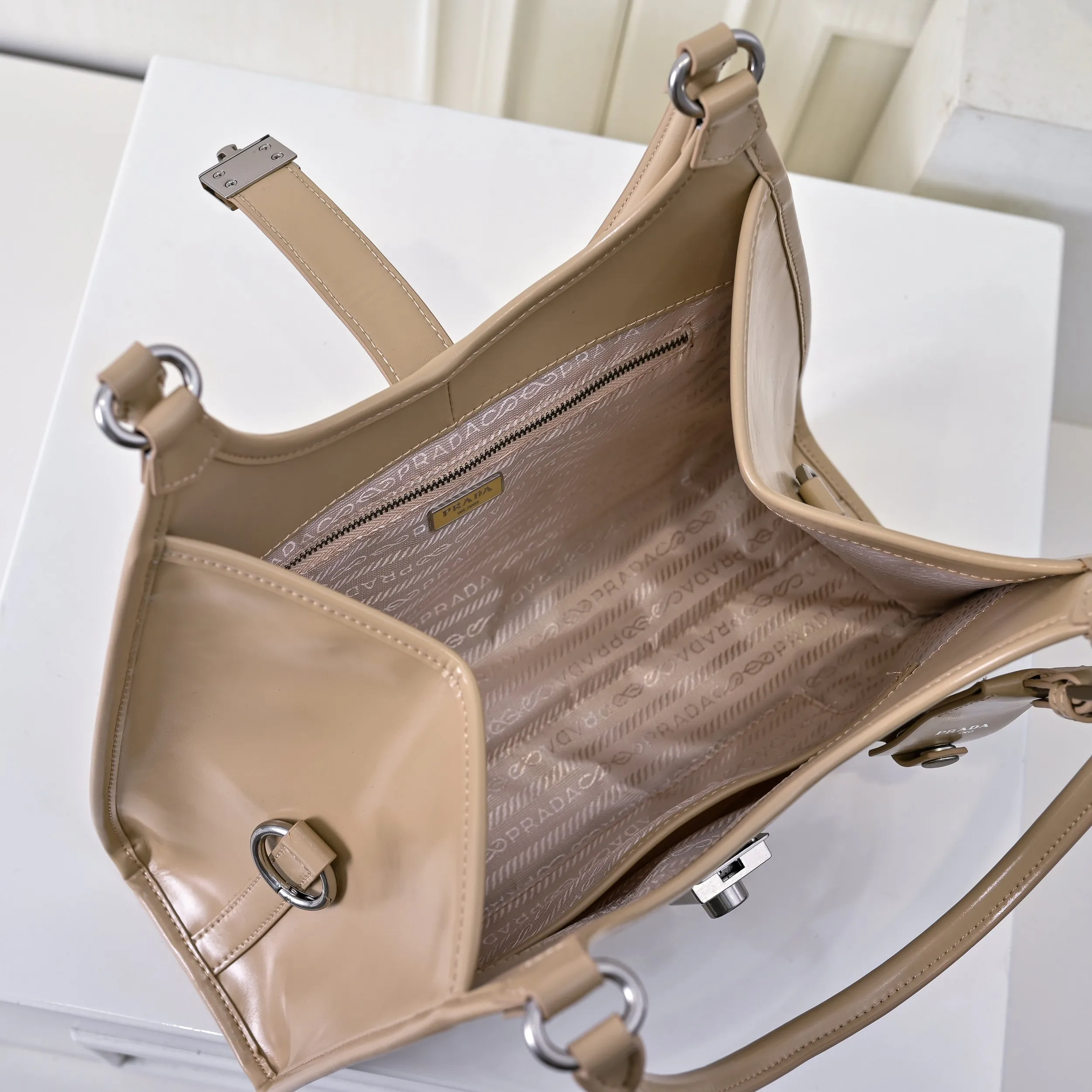 💰500￥110 Early Spring🎉PRADA Counter New Style🎉(Full Leather Series) [Original Quality + Matched Counter Hardware] First-layer oiled waxed cowhide This shoulder bag adopts a modern and versatile design and is made of full-layer cowhide, decorated with exquisite leather details. Spacious capacity, with zipper and padlock closure · Fully hand-stitched handle · Detachable keychain · Metal hardware accessories · Zipper and padlock closure Size: 32×25×12CM Style No.: 7041 Material: Oil-waxed cowhide