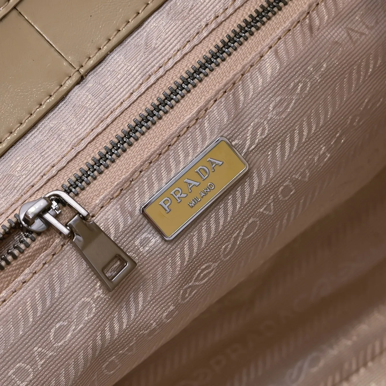 💰500￥110 Early Spring🎉PRADA Counter New Style🎉(Full Leather Series) [Original Quality + Matched Counter Hardware] First-layer oiled waxed cowhide This shoulder bag adopts a modern and versatile design and is made of full-layer cowhide, decorated with exquisite leather details. Spacious capacity, with zipper and padlock closure · Fully hand-stitched handle · Detachable keychain · Metal hardware accessories · Zipper and padlock closure Size: 32×25×12CM Style No.: 7041 Material: Oil-waxed cowhide