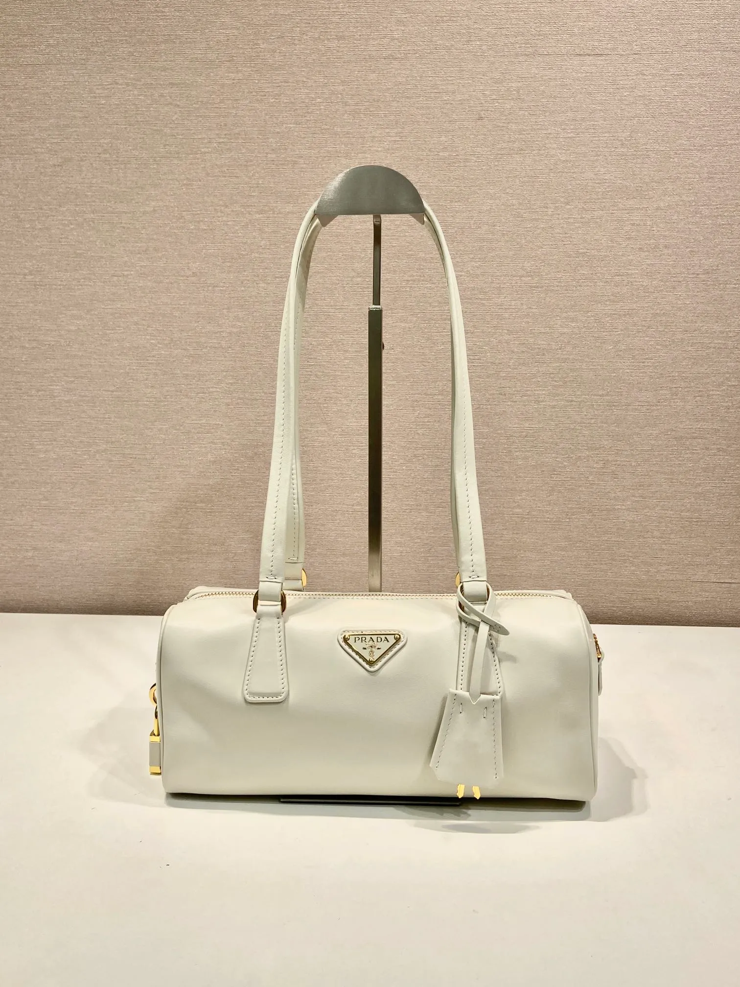 💰1640🎉Padlock women's model🎉1BB127 new product🎉🎉 This handbag is made of imported calfskin and imported sheepskin inside. The exquisite and versatile silhouette highlights the essence. Paired with gold metal hardware, the zipper closure has an elegant padlock, making it even more chic. It has large capacity and can be carried by hand or on the shoulder. Baby, hurry up and get it🎉🎉 Length 29x Height 12.5x Bottom 10cm🎉🎉