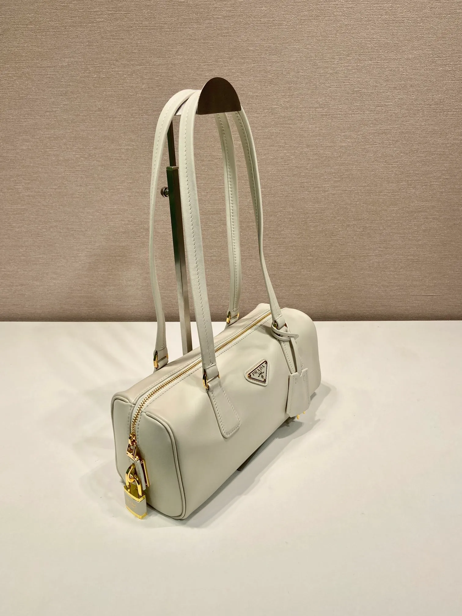 💰1640🎉Padlock women's model🎉1BB127 new product🎉🎉 This handbag is made of imported calfskin and imported sheepskin inside. The exquisite and versatile silhouette highlights the essence. Paired with gold metal hardware, the zipper closure has an elegant padlock, making it even more chic. It has large capacity and can be carried by hand or on the shoulder. Baby, hurry up and get it🎉🎉 Length 29x Height 12.5x Bottom 10cm🎉🎉