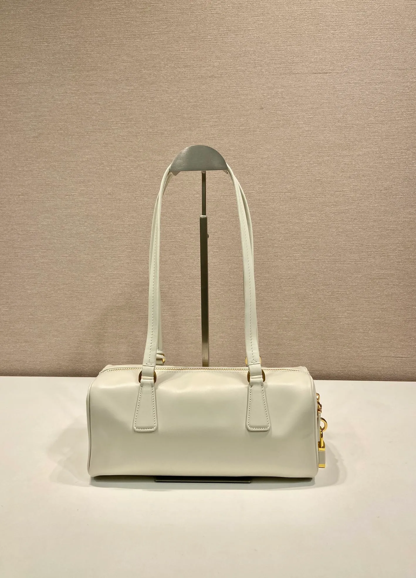 💰1640🎉Padlock women's model🎉1BB127 new product🎉🎉 This handbag is made of imported calfskin and imported sheepskin inside. The exquisite and versatile silhouette highlights the essence. Paired with gold metal hardware, the zipper closure has an elegant padlock, making it even more chic. It has large capacity and can be carried by hand or on the shoulder. Baby, hurry up and get it🎉🎉 Length 29x Height 12.5x Bottom 10cm🎉🎉