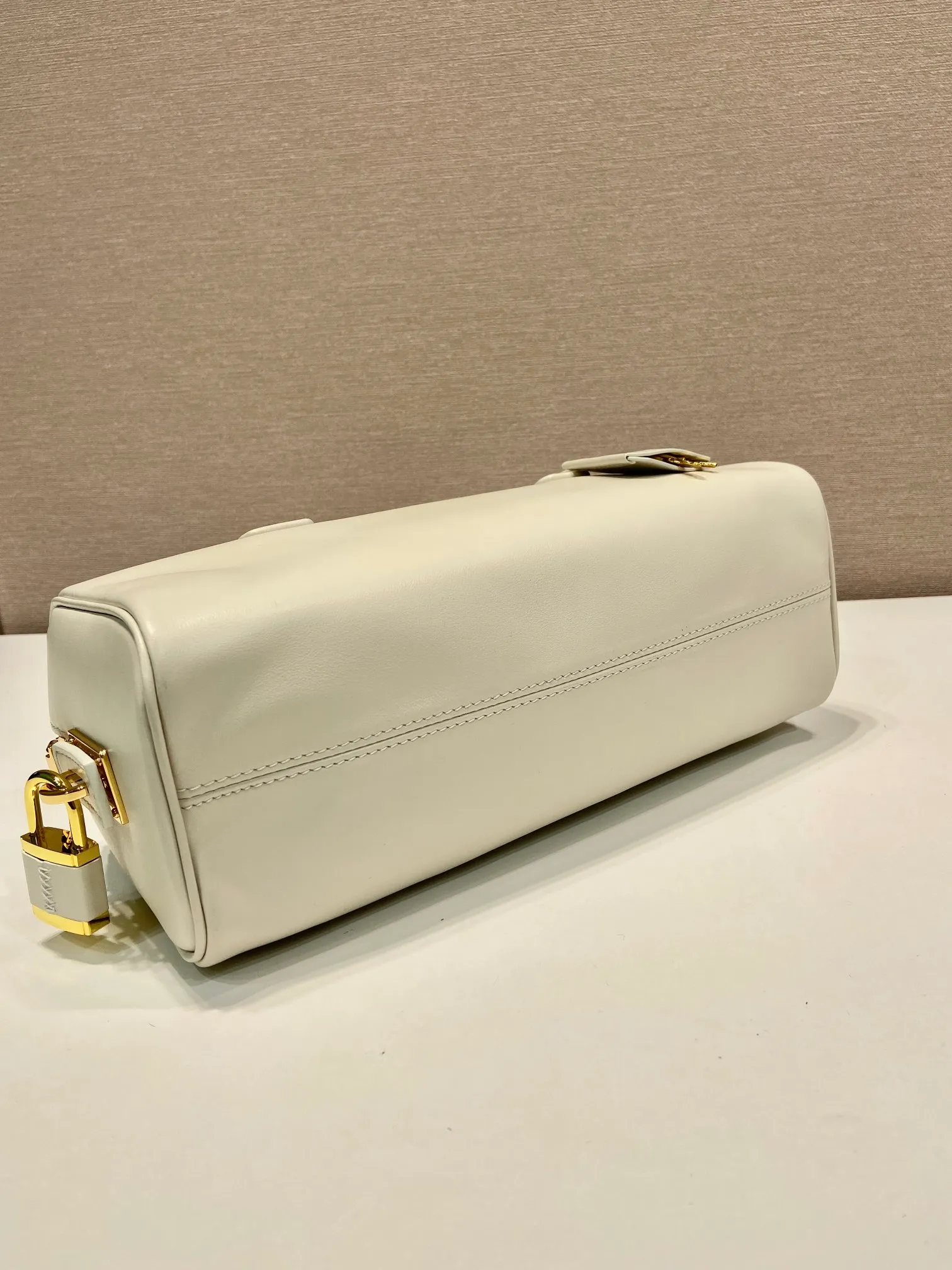 💰1640🎉Padlock women's model🎉1BB127 new product🎉🎉 This handbag is made of imported calfskin and imported sheepskin inside. The exquisite and versatile silhouette highlights the essence. Paired with gold metal hardware, the zipper closure has an elegant padlock, making it even more chic. It has large capacity and can be carried by hand or on the shoulder. Baby, hurry up and get it🎉🎉 Length 29x Height 12.5x Bottom 10cm🎉🎉