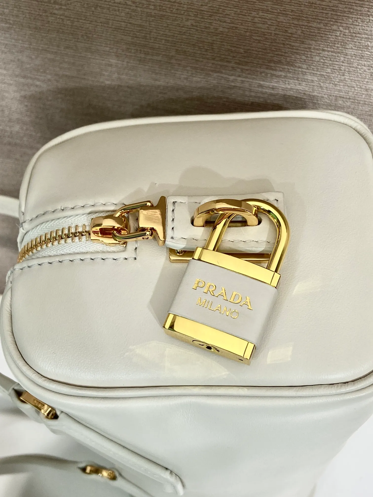 💰1640🎉Padlock women's model🎉1BB127 new product🎉🎉 This handbag is made of imported calfskin and imported sheepskin inside. The exquisite and versatile silhouette highlights the essence. Paired with gold metal hardware, the zipper closure has an elegant padlock, making it even more chic. It has large capacity and can be carried by hand or on the shoulder. Baby, hurry up and get it🎉🎉 Length 29x Height 12.5x Bottom 10cm🎉🎉