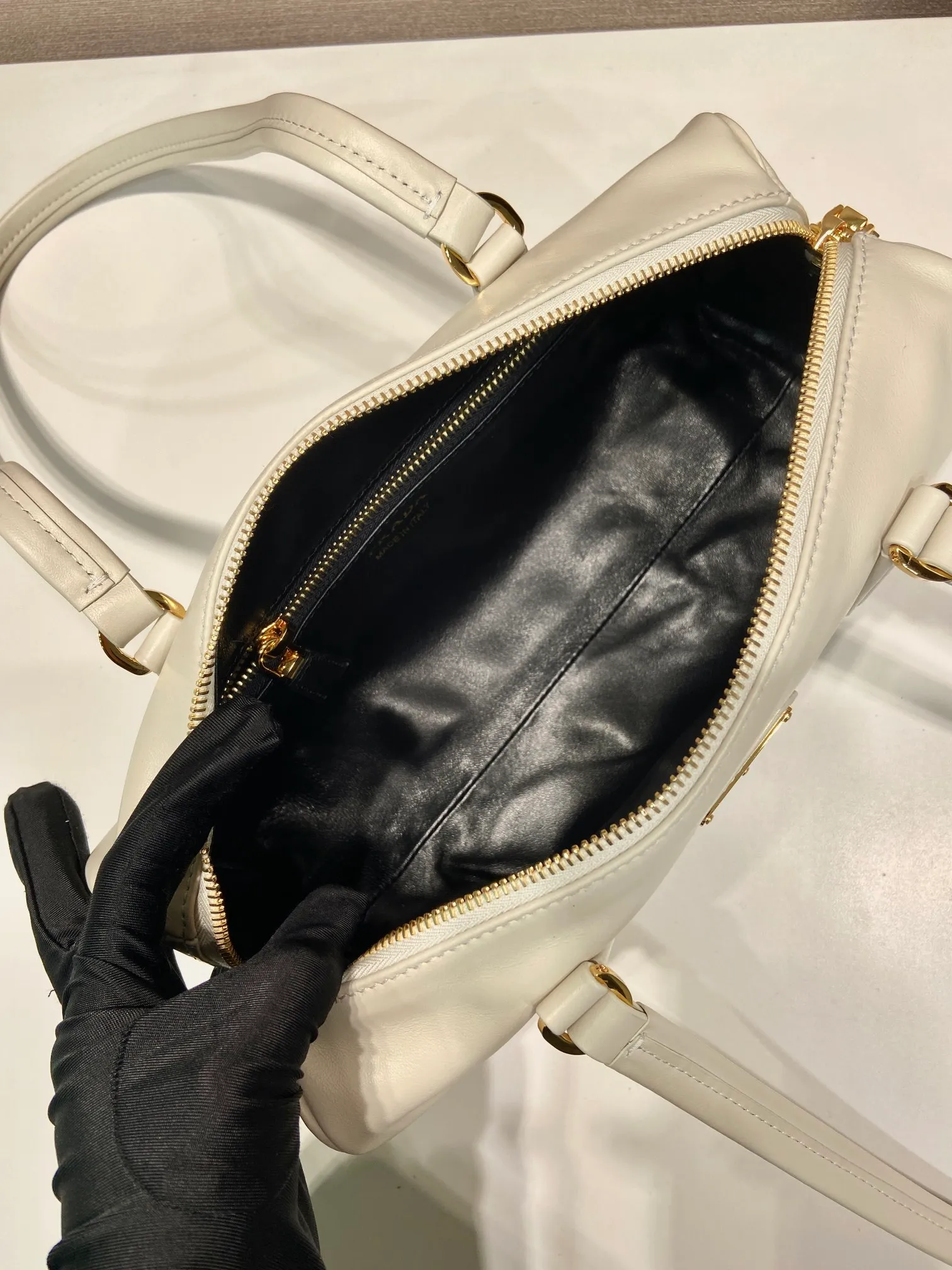 💰1640🎉Padlock women's model🎉1BB127 new product🎉🎉 This handbag is made of imported calfskin and imported sheepskin inside. The exquisite and versatile silhouette highlights the essence. Paired with gold metal hardware, the zipper closure has an elegant padlock, making it even more chic. It has large capacity and can be carried by hand or on the shoulder. Baby, hurry up and get it🎉🎉 Length 29x Height 12.5x Bottom 10cm🎉🎉
