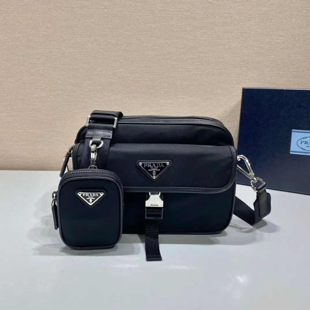 💰1020🎉New messenger bag🎉2VH133B🎉🎉 This crossbody bag is made of imported nylon fabric, top-grade hardware🎉🎉Detachable and adjustable nylon strap and leather shoulder strap, with detachable pouch, flip-top coated with enamel metal triangle logo Zipper closure, external pockets, with flaps and side buckles, recycled nylon lining, lightweight and practical, and a timeless and popular style🎉🎉worth owning🎉🎉 Length 22x Height 16x Bottom 5cm