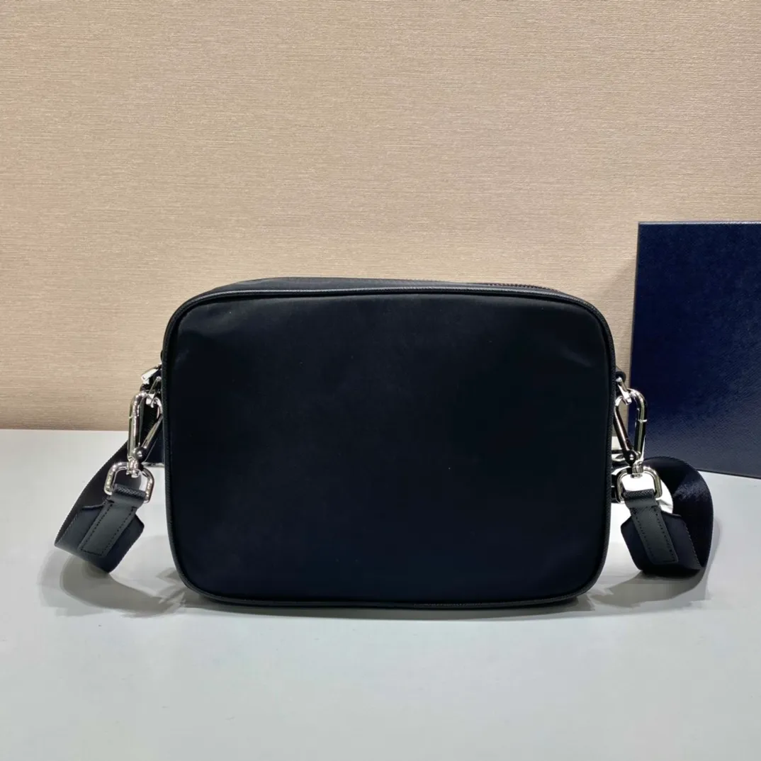 💰1020🎉New messenger bag🎉2VH133B🎉🎉 This crossbody bag is made of imported nylon fabric, top-grade hardware🎉🎉Detachable and adjustable nylon strap and leather shoulder strap, with detachable pouch, flip-top coated with enamel metal triangle logo Zipper closure, external pockets, with flaps and side buckles, recycled nylon lining, lightweight and practical, and a timeless and popular style🎉🎉worth owning🎉🎉 Length 22x Height 16x Bottom 5cm