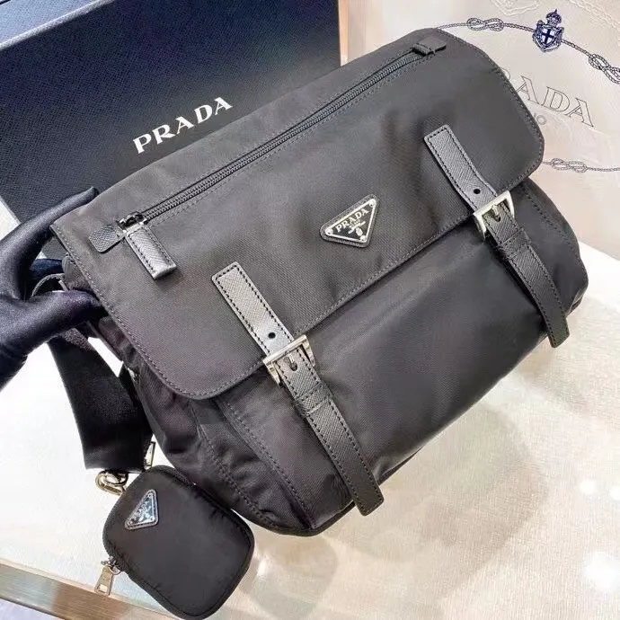 p600¥🎉Upgraded messenger bag🎉1BD671🎉🎉This messenger bag is embellished with Saffiano leather details. Decorated with a logo and steel hardware triangular logo elements, it is equipped with an adjustable fabric shoulder strap and a detachable small bag on the shoulder strap. I love it so much😘😘The capacity is very large and the upper body effect is great. Get it now👏👏Another popular style that will never go out of style🎉🎉Length 30x Height 25x Bottom 12cm🎉🎉🎉