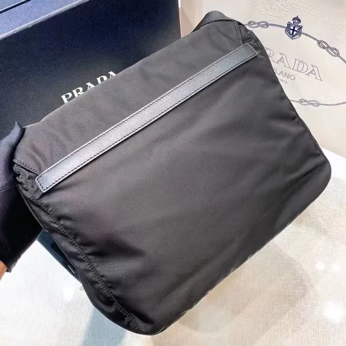 p600¥🎉Upgraded messenger bag🎉1BD671🎉🎉This messenger bag is embellished with Saffiano leather details. Decorated with a logo and steel hardware triangular logo elements, it is equipped with an adjustable fabric shoulder strap and a detachable small bag on the shoulder strap. I love it so much😘😘The capacity is very large and the upper body effect is great. Get it now👏👏Another popular style that will never go out of style🎉🎉Length 30x Height 25x Bottom 12cm🎉🎉🎉
